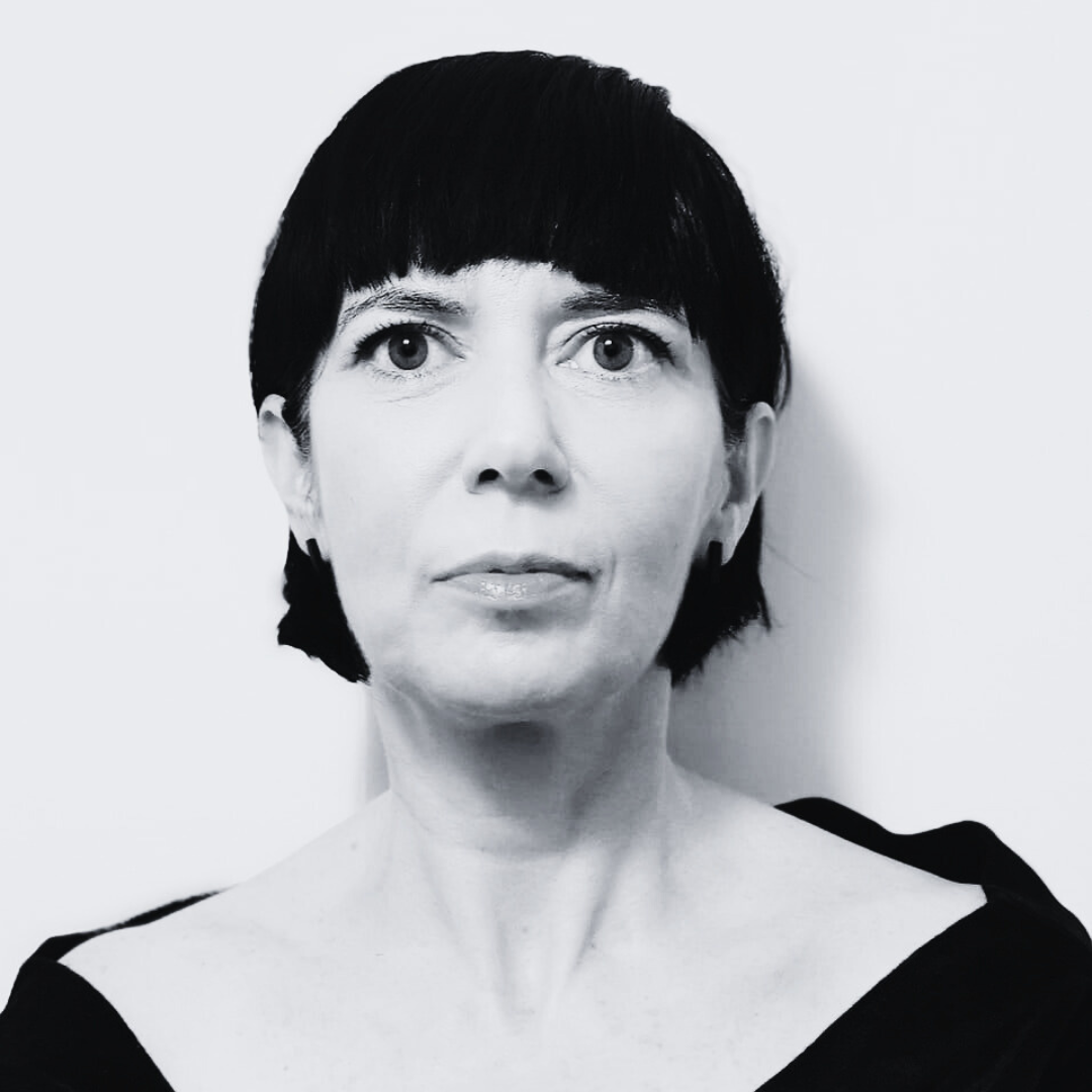 <p>Jestem managerem kultury, ale nie działaczką czy aktywistką. Praktykiem z dużym doświadczeniem, ale ciągle też z bardzo dużą otwartością. Wierzę w siłę wsp&oacute;łpracy i kompetencje, ale też w asertywność.</p> <p>Większość mojego życia zawodowego to praca w kulturze. Nie wiem, czy mogę się nazwać &bdquo;managerem kultury&rdquo;, ale na pewno dobrze znam wrocławskie środowisko, specyfikę miasta, plusy i minusy pracy w kulturze. Jestem po prostu praktykiem, a kolejne doświadczenia tylko budowały (i budują) moją wiedzę dotyczącą tego obszaru działań &ndash; zar&oacute;wno w sferze organizacji, jak i promocji r&oacute;żnego typu wydarzeń. Byłam managerem kilku zespoł&oacute;w (m.in. Miloopy), zarządzałam klubem muzycznym (Vertigo), pracowałam przy dużych festiwalach (m.in.Wrocław NonStop, Warsaw Summer Jazz Days, Jarocin Festiwal), organizowałam trasy koncertowe i wydarzenia muzyczne &ndash; te duże, plenerowe, ale też klubowe, pracowałam r&oacute;wnież jako manager ds. promocji w branży kinowej (dla Hagi Film i dla Oh Kino). Jako freelancer działałam dla dużych agencji eventowych , koncertowych, wsp&oacute;łorganizowałam kongresy, konferencje &ndash; biznesowe i naukowe. Mam bardzo duże doświadczenie we wsp&oacute;łpracy z r&oacute;żnymi środowiskami (naukowe, muzyczne, filmowe, biznesowe). Moją &bdquo;super mocą&rdquo; jest komunikacja i kompetencje organizacyjne, ale też umiejętność przygotowania i zrealizowania planu promocji dla wydarzenia/koncertu/festiwalu. Lubię pracę projektową, umiem ocenić potencjał projektu i wykorzystać go maksymalnie. Po tylu latach bardzo r&oacute;żnych doświadczeń umiem też ocenić projekty beznadziejne i&hellip;zrezygnować z nich.</p> <p>Aktualnie pracuję jako kierownik Działu Komunikacji i Promocji w Centrum Historii Zajezdnia.&nbsp;</p> <p>Staram się robić najlepiej jak umiem to, co umiem robić najlepiej.</p> <p><strong>Rekomendacje:</strong></p> <ul class="wp-block-list"> <li>LIONSTAGE</li> <li>Akademia Młodych Uczonych i Artyst&oacute;w</li> <li>Wrocławskie Towarzystwo Naukowe</li> <li>Fundacja Vertigo</li> </ul>