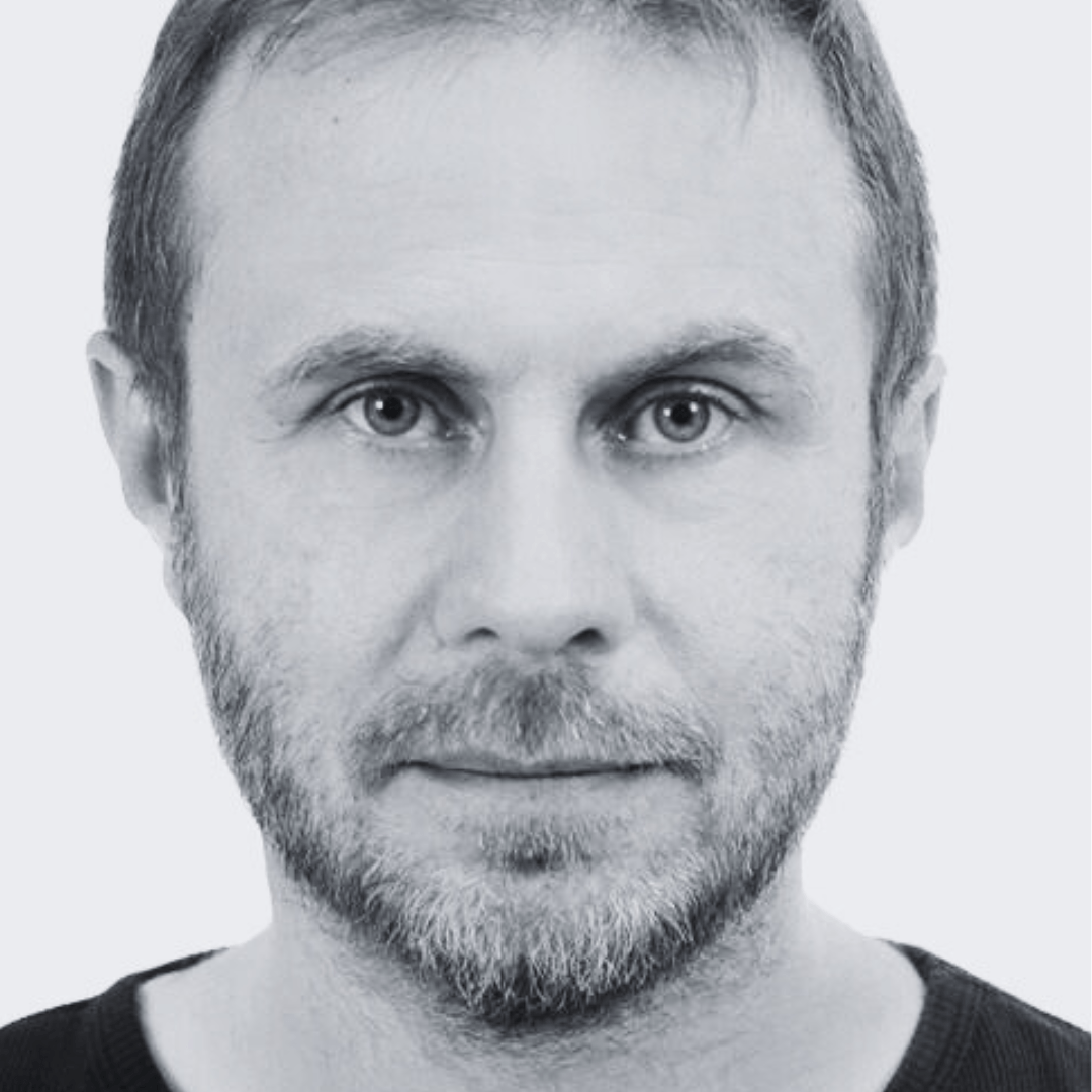 <p>Dyrektor Instytutu im. Jerzego Grotowskiego, lider Teatru ZAR. Odznaczony brązowym medalem Zasłużony Kulturze Gloria Artis. Przewodniczący Rady Kurator&oacute;w ESK Wrocław 2016.&nbsp;&nbsp;</p> <p>Pełnił funkcję przewodniczącego Rady Kurator&oacute;w i kuratora ds. teatru Europejskiej Stolicy Kultury&nbsp; Wrocław 2016. W latach 1999&ndash;2002 zrealizował szereg wypraw do Gruzji, Armenii i Iranu,&nbsp;prowadząc poszukiwania w obrębie najstarszych form muzyki chrześcijańskich kościoł&oacute;w&nbsp;wschodnich. Wsp&oacute;lnie z członkami Teatru ZAR organizował wyprawy badawcze&nbsp;na grecką g&oacute;rę Atos, Sardynię i Korsykę, do Armenii, Turcji i Izraela. Reżyser pięciu spektakli&nbsp;zespołu. Tryptyk &bdquo;Ewangelie dzieciństwa&rdquo; był pokazywany m.in. w Chicago, Los Angeles, San&nbsp;Francisco, Atenach, Belgradzie, Edynburgu, Florencji, Madrycie, Paryżu, Sybinie oraz Kairze,&nbsp;Nowym Delhi i Seulu. Uhonorowany przyznawanym przez magazyn &bdquo;Los Angeles Times&rdquo;&nbsp;tytułem Best New Music Theater (2009) i Wrocławską Nagrodą Teatralną za tryptyk &bdquo;Ewangelie&nbsp;dzieciństwa&rdquo; (2010). Spektakl &bdquo;Cesarskie cięcie. Pr&oacute;by o samob&oacute;jstwie&rdquo; w jego reżyserii zdobył Total&nbsp;Theatre Award oraz Herald Angel Award podczas Festiwalu Fringe w Edynburgu w 2012. Performans &bdquo;Granica&ldquo;, kt&oacute;rego Fret jest wsp&oacute;łtw&oacute;rcą, podczas&nbsp;tegorocznej edycji festiwalu Fringe w Edynburgu otrzymał nagrodę Fringe First 2024.&nbsp;Pomysłodawca i koordynator licznych projekt&oacute;w realizowanych w Polsce i za granicą m.in. Roku Grotowskiego UNESCO 2009, programu &bdquo;Masters in&nbsp;Residence&rdquo;, Międzynarodowego Festiwalu Teatralnego &bdquo;Świat miejscem prawdy&rdquo;, a także Olimpiady&nbsp;Teatralnej Wrocław 2016. Członek zarządu Międzynarodowego Stowarzyszenia Lider&oacute;w Teatru&nbsp;(International Association of Theatre Leaders (IATL) powołanego w 2022 roku w Hongkongu.&nbsp;</p> <p>Dzięki jego staraniom w 2010 roku została otwarta nowa siedziba Instytutu Grotowskiego,&nbsp;Studio Na Grobli, a w 2019 roku Centrum Sztuk Performatywnych PIEKARNIA.&nbsp;</p> <p><strong>Rekomendacje:</strong></p> <ul class="wp-block-list"> <li>Agnieszka Frank&oacute;w-Żelazny</li> </ul>