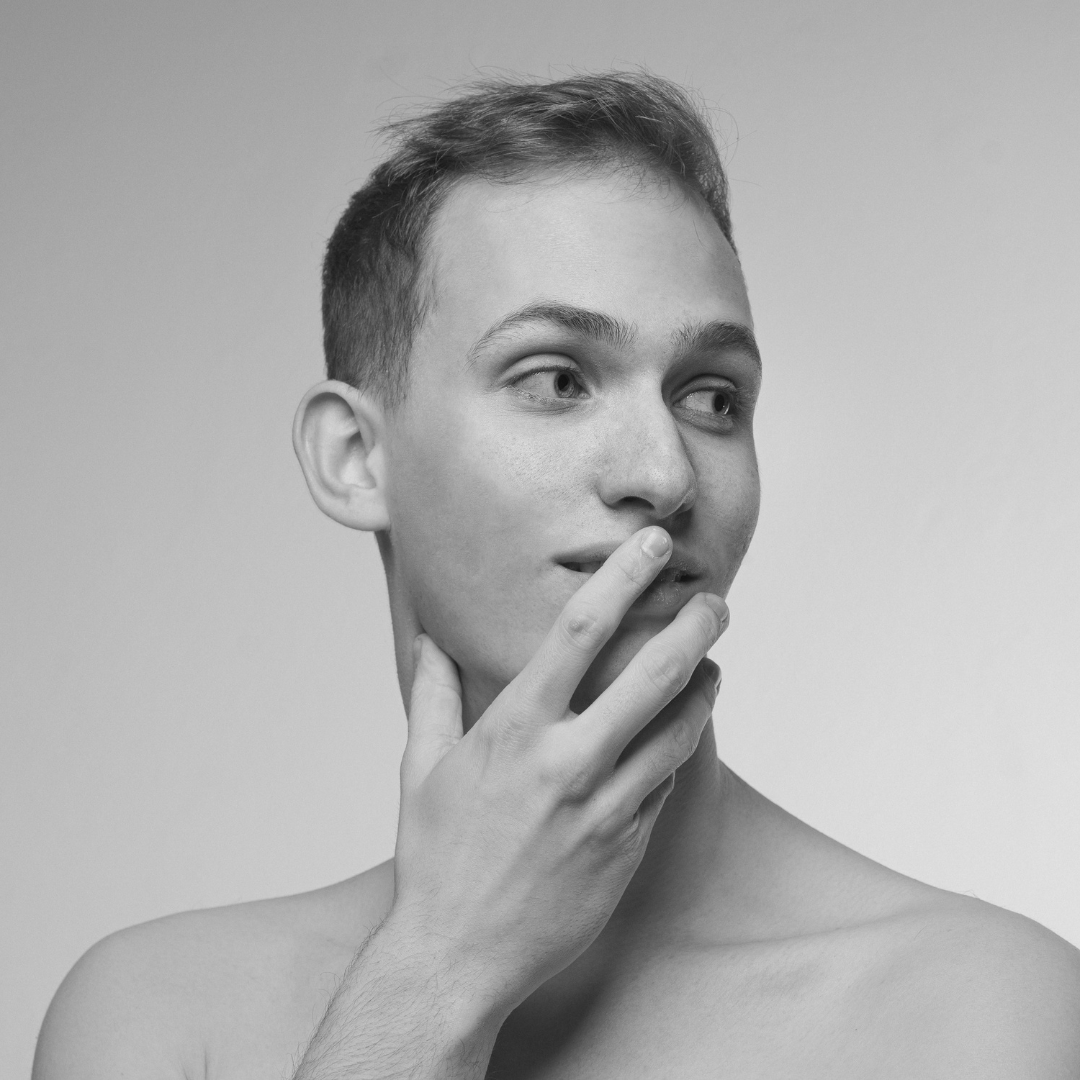 <p>Student reżyserii AST we Wrocławiu, założyciel i prezes Fundacji ART JTM, dyrektor naczelny i artystyczny Teatru Dialogu. Reżyser licznych spektakli, eksplorujący teatr muzyczny.&nbsp;</p> <p>Absolwent gimnazjum i liceum Politechniki Wrocławskiej, obecnie student reżyserii na Akademii Sztuk Teatralnych w Krakowie (filia we Wrocławiu), od zawsze związany z teatrem, kt&oacute;ry jest jego wielką pasją. Już w trakcie studi&oacute;w założył ścisłą grupę aktor&oacute;w, gł&oacute;wnie student&oacute;w AST oraz Musicalowego Studium Capitolu, z kt&oacute;rą realizuje spektakle pod szyldem Fundacji ART JTM. Działają w Teatrze Dialogu we Wrocławiu przy ul. Krakowskiej 180, kt&oacute;ry został otwarty w grudniu 2023 roku. Teatr Dialogu to nie tylko przestrzeń teatralna, ale r&oacute;wnież miejsce realizacji projekt&oacute;w społecznych, skierowanych do lokalnej społeczności. Działania fundacji obejmują wsparcie rozwoju dzieci i młodzieży oraz integrację społeczności poprzez sztukę i kulturę.&nbsp;</p> <p>Zaangażowanie w tw&oacute;rczość teatralną idzie w parze z szeroko pojętą działalnością społeczną. Wraz z zespołem Fundacji ART JTM stworzył &bdquo;Projektownię&rdquo; przy ul. Traugutta 68 we Wrocławiu &ndash; miejsce, w kt&oacute;rym młodzi ludzie mogą rozwijać swoje pasje. Projektownia oferuje warsztaty, scenę muzyczną, studio fotograficzne i muzyczne oraz kawiarenkę sąsiedzką, co sprzyja integracji i wsp&oacute;łpracy lokalnej społeczności.&nbsp;</p> <p>Pomimo młodego wieku, ma już na swoim koncie wiele zrealizowanych spektakli jako reżyser. Wsp&oacute;łpracował z uznaną dramaturżką i literatką Agnieszką Wolny-Hamkało przy spektaklach takich jak &bdquo;Niebieska linia&rdquo; oraz &bdquo;GOTYK POLSKI&rdquo;. Wśr&oacute;d innych realizacji znajdują się &bdquo;Sklepy cynamonowe. Musical&rdquo;, &bdquo;Hejt&rdquo;, &bdquo;Sok z Wiadrusa&rdquo;. Aktualnie pracuje nad adaptacją musicalową filmu &bdquo;Bulwar zachodzącego słońca&rdquo; z artystkami i artystami z całej Polski. Wsp&oacute;łpracował z Wojciechem Kościelniakiem, kt&oacute;remu asystował przy realizacji spektaklu &bdquo;A statek płynie&rdquo; w 2023 roku. Działania, kt&oacute;rych się podejmuje, wynikają z potrzeby samorozwoju i chęci nauki w nowych środowiskach, co nieustannie poszerza jego doświadczenie zawodowe.&nbsp;</p> <p><strong>Rekomendacje:</strong></p> <ul class="wp-block-list"> <li>Maria Lewandowska-Mika</li> <li>Iwona Frydryszak</li> </ul>