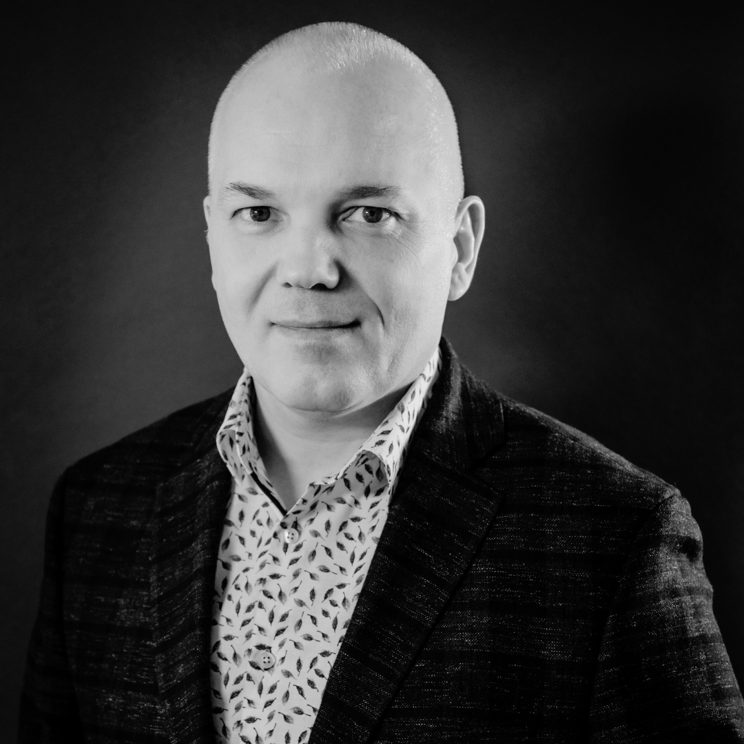 <p>Menedżer i animator kultury. Dyrektor Ośrodka Postaw Tw&oacute;rczych Zamek we Wrocławiu. Prezes Stowarzyszenia Dyrektor&oacute;w i Dyrektorek Samorządowych Instytucji Kultury. Autor bloga MenedżerKultury.pl.&nbsp;</p> <p>Od kilkunastu lat kieruję instytucjami kultury. W przeszłości byłem dziennikarzem i redaktorem. Obecnie jestem dyrektorem Ośrodka Postaw Tw&oacute;rczych Zamek we Wrocławiu. Społecznie pełnię funkcję prezesa Stowarzyszenia Dyrektor&oacute;w i Dyrektorek Samorządowych Instytucji Kultury. Jestem autorem bloga MenedżerKultury.pl. W I kadencji Wrocławskiej Rady Kultury byłem jej sekretarzem, a następnie wiceprzewodniczącym. Jako aktywista stowarzyszenia napisałem i doprowadziłem do złożenia w Sejmie RP projektu ustawy w sprawie przywr&oacute;cenia w instytucjach kultury trzynastych pensji. We Wrocławiu z powodzeniem pokierowałem Ośrodkiem Postaw Tw&oacute;rczych, wyprowadzając go z kryzysu. Następnie, zgodnie z decyzją Rady Miejskiej Wrocławia, zrealizowałem połączenie Ośrodka Postaw Tw&oacute;rczych i dawnego Centrum Kultury Zamek. Jako ekspert jestem wsp&oacute;łautorem &bdquo;Koncepcji polityki kulturalnej na Dolnym Śląsku na lata 2021&ndash;2026&rdquo; oraz &bdquo;Strategii rozwoju kultury w wojew&oacute;dztwie mazowieckim na lata 2023&ndash;2027&rdquo;. Jestem r&oacute;wnież członkiem zespołu eksperckiego Strategia Wrocławia 2050. Jako bloger jestem autorem licznych artykuł&oacute;w oraz poradnik&oacute;w, w tym książek &bdquo;Samorządowa instytucja kultury. Instrukcja obsługi&rdquo; oraz &bdquo;Informacja publiczna w instytucjach kultury&rdquo;. Od lat jestem zaangażowany w r&oacute;żnorodne projekty kulturalne i kulturalno-społeczne. Między innymi od 2013 roku uczestniczę w realizacji programu &bdquo;Dom Kultury+ Inicjatywy lokalne&rdquo; Narodowego Centrum Kultury jako animator i ekspert, udzielający wsparcia beneficjentom. Przez kilka lat byłem zaangażowany w realizację programu &bdquo;Bardzo Młoda Kultura&rdquo; Narodowego Centrum Kultury. Wielokrotnie byłem r&oacute;wnież członkiem zespoł&oacute;w sterujących programami dotacyjnymi, takimi jak Kultura Dostępna (MKiDN), Infrastruktura dom&oacute;w kultury (MKiDN) oraz Kultura &ndash; Interwencje (NCK). Z wykształcenia jestem socjologiem i specjalistą ds. zarządzania. Ukończyłem także studia podyplomowe z administracji i gospodarki samorządowej oraz studia doktoranckie z ekonomii.&nbsp;</p> <p><strong>Rekomendacje:</strong></p> <ul class="wp-block-list"> <li>Agnieszka Frank&oacute;w-Żelazny</li> </ul>