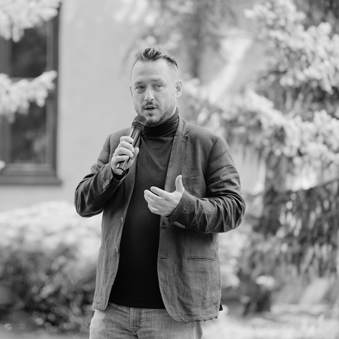 <p>Z zamiłowania edukator, animator kultury, autor. Kieruję Działem Miejsc Pamięci (Centrum Historii Zajezdnia) i działam w kulturze pamięci: Dom Edyty Stein, Golgota Wschodu, Świadkowie Historii itp.&nbsp;</p> <p>Od ośmiu lat jako pracownik Ośrodka &bdquo;Pamięć i Przyszłość&rdquo;/Centrum Historii Zajezdnia byłem inicjatorem i tw&oacute;rcą wielu przedsięwzięć z dziedziny edukacji kulturalnej, dziedzictwa kulturowego, kształcenia lider&oacute;w (program wolontariatu, staży i praktyk) a w latach 2019-2023 koordynowałem Program kulturowy Dziedzictwo Edyty Stein.&nbsp;</p> <p>W 2021 r. pozyskałem finansowanie z MF EOG na zaprogramowany przez siebie 2-letni program edukacji kulturalnej &bdquo;Wrocław i Falstad nie zapomną&rdquo;, w ramach kt&oacute;rego powstała nowoczesna wystawa narracyjna &bdquo;Golgota Wchodu&rdquo; (z programem edukacyjnym: gry, ścieżki, cykle film&oacute;w itp.) nominowana do Wydarzenia Historycznego Roku 2023. W projekcie koordynowałem powstaniem 3 publikacji, nowoczesnego narzędzia edukacji on-line i cyklem spotkań ze Świadkami Historii (Sybiracy, byli przymusowi pracownicy III Rzeszy, Rodzina Katyńska) dla ponad 2000 uczestnik&oacute;w. Przy projekcie wsp&oacute;łpracowałem z norweskim centrum praw człowieka w Falstad.&nbsp;</p> <p>W 2022 r. koordynowałem obchody wrocławskiego Roku Edyty Stein z ponad 80 wydarzeniami, w tym międzynarodową trasą śladami Edyty Stein (8 koncert&oacute;w NFM i prelekcji). Większość z tych działań zaprogramowałem sam z zespołem a na cykl 13 koncert&oacute;w salonowych w miastach Polski i Niemiec pozyskałem finansowanie z FWP-N. Koordynowałem w 2019 r. 6-mies. trasę trębacza Piotra Damasiewicza Korczowa-Santiago de Compostela.&nbsp;</p> <p>Umiejętnie łączę koordynację dużych przedsięwzięć z mikro-skalą spotkania ze Świadkiem Historii. Jestem doceniany przez odznaczenia od środowisk kombatanckich i jest to dla mnie powodem do dumy ale i motywacją do dalszej pracy.&nbsp;</p> <p>Jako wiceprezes dw&oacute;ch dla mnie ważnych stowarzyszeń (Towarzystwa im. Edyty Stein i Stowarzyszenia Pamięci Zesłańc&oacute;w Sybiru) angażuję się w planowanie i organizację wydarzeń upamiętniających, kulturalnych oraz edukacyjnych. Sam przeprowadziłem ponad 150 zajęć we wrocławskich szkołach w obszarze zwanym kultura pamięci. Zajęcia dotyczyły historii zesłań na Syberię i o wrocławskich Sybirakach.&nbsp;</p> <p>W dniu 17 września 2024 r. podczas uroczystości Dnia Sybiraka otrzymałem z rąk zastępcy Szefa Urzędu ds. Kombatant&oacute;w i Os&oacute;b Represjonowanych odznaczenie państwowe &bdquo;Medal Pro Patria&rdquo;.&nbsp;</p> <p><strong>Rekomendacje:</strong></p> <ul class="wp-block-list"> <li>Towarzystwo imienia Edyty Stein</li> <li>Stowarzyszenie Zesłańc&oacute;w Sybiru we Wrocławiu</li> <li>Marek Mutor</li> <li>Ośrodek &bdquo;Pamięć i Przyszłość&rdquo;</li> </ul>