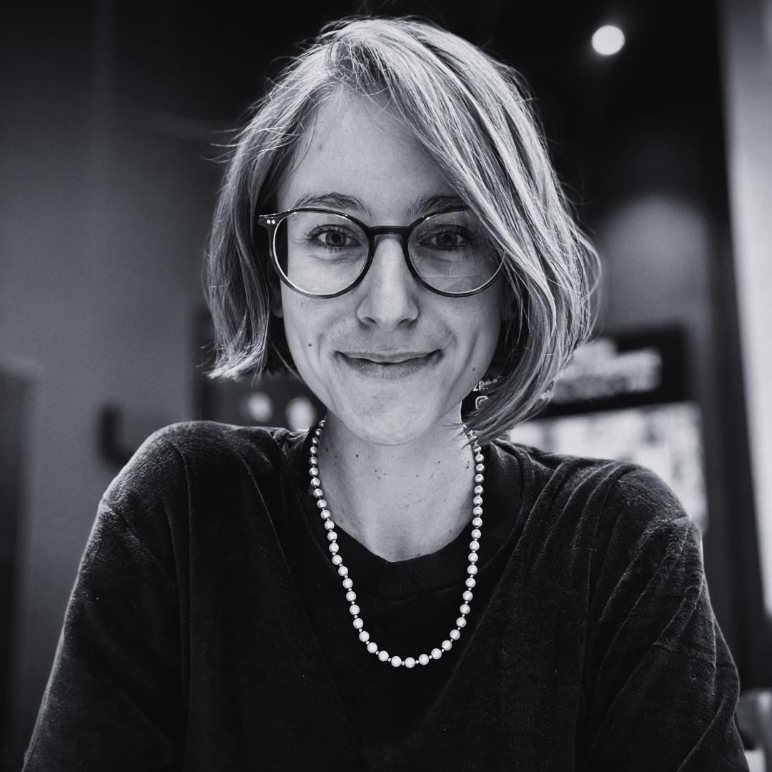<p>Pomysłodawczyni cyklu filmowego &ldquo;Porozmawiaj z nią&rdquo; w kinieNH. Absolwentka Filologii Francuskiej, Tw&oacute;rczego pisania i Gender Studies. Wielbicielka kina francuskiego, zwłaszcza wsp&oacute;łczesnych reżyserek.&nbsp;</p> <p>Podczas studi&oacute;w odbywałam praktyki w Fundacji na Rzecz Kultury i Edukacji im. Tymoteusza Karpowicza we Wrocławiu, w ramach kt&oacute;rych przeprowadzałam wywiady z artystami związanymi z Wrocławiem. Nawiązałam r&oacute;wnież wsp&oacute;łpracę z Magdaleną Kostyszyn &ndash; publikowałam swoje felietony na jej portalu. W tym czasie moje teksty pojawiły się r&oacute;wnież w Krytyce Politycznej, Wysokich Obcasach czy Ofeminin. Przyjemność z pisania i rozm&oacute;w z ludźmi zmaterializowała się w postaci wsp&oacute;łpracy z czasopismem &ldquo;Replika&rdquo;. W ramach tej działalności przeprowadzałam wywiady z osobami artystycznymi: malarkami Lilianą Zeic i Agatą Słowak, dyrygentem Lwem Galaksym, a także pisałam felietony i recenzje literackie. Razem z redakcyjnymi koleżankami zorganizowałyśmy dwa projekty artystyczne, w ramach kt&oacute;rych powstały kalendarze uwidaczniające queerowe kobiety w polskiej przestrzeni publicznej.&nbsp;</p> <p>Jestem pomysłodawczynią autorskiego cyklu filmowego &ldquo;Porozmawiaj z nią&rdquo; organizowanego we wsp&oacute;łpracy Kina Nowe Horyzonty oraz Fundacji Herstory. Jako stała bywalczyni filmowych spotkań, ze smutkiem obserwowałam nikły udział kobiet w rozmowach i dyskusjach. Wiedząc, że taki stan rzeczy związanych jest z socjalizacją, a także obserwując przełom w branży filmowej w postaci coraz silniejszego głosu grup wrażliwych, postanowiłam stworzyć inkluzywną przestrzeń, w kt&oacute;rej każda osoba będzie mogła dzielić się swoimi spostrzeżeniami i emocjami wywołanymi przez filmy. W ramach cyklu spotykamy się, aby oglądać filmy i o nich rozmawiać, szukamy feministycznych trop&oacute;w i uwidaczniamy kobiety związane z kinematografią. Cykl cieszy się ogromnym zainteresowaniem wśr&oacute;d widz&oacute;w, a nasze zaproszenia przyjmują osoby z branży filmowej i środowiska aktywistycznego.&nbsp;</p> <p>Moim największym sukcesem są te wszystkie relacje, kt&oacute;re nawiązały się między obcymi osobami, kt&oacute;re poznały się przychodząc porozmawiać o kinie na m&oacute;j cykl. Kultura to dla mnie spotkanie.&nbsp;</p> <p><strong>Rekomendacje:</strong></p> <ul class="wp-block-list"> <li>Klaudia Pańczyszyn</li> <li>Małgorzata Sikora-Tarnowska</li> <li>Jarosław Sk&oacute;ra</li> </ul>