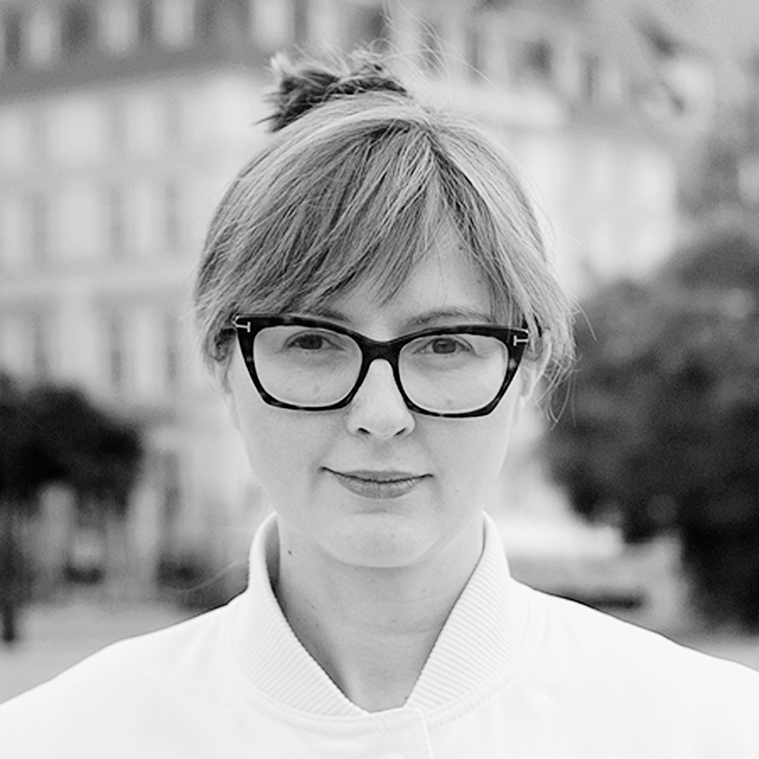 <p>Działaczka na rzecz dostępnej kultury. Wiceprezeska Fundacji Katarynka. Wspiera kadry kultury w inkluzywnym projektowaniu wydarzeń. Łączy sektor kultury z odbiorcami i uczy o ich potrzebach.&nbsp;</p> <p>Od 14 lat wsp&oacute;łpracuję i działam na rzecz dostępnej kultury. Wsp&oacute;łprowadzę Fundację Katarynka, kt&oacute;ra organizuje wsp&oacute;lnie z instytucjami dostępne wydarzenia do os&oacute;b ze szczeg&oacute;lnymi potrzebami. Od 7 lat wspieram, szkolę i trenuję kadry kultury w zakresie wdrażania dostępności.&nbsp;</p> <p>Jestem wsp&oacute;łautorką &bdquo;Wrocławskich Standard&oacute;w Dostępności Kultury i Wydarzeń&rdquo;, kt&oacute;re od 2019 r. są drogowskazem dla wielu instytucji jak działać inkluzywnie.&nbsp;</p> <p>Jestem ekspertką i wsp&oacute;łautorką m.in.&bdquo; Poradnika dla sektora kultury &ndash; dostępność realizowanym przez Fundację Kultury bez Barier na zlecenie MFiPR oraz &bdquo;Ekspertyzy dotyczącą dostępności do kinematografii dla os&oacute;b z niepełnosprawnościami&rdquo; realizowaną przez Fundację Integracja na zlecenie MKiDN.&nbsp;</p> <p>Byłam ekspertką w zespole konsultacyjnym projektu &bdquo;Kultura bez Barier&rdquo;, w ramach kt&oacute;rej powstał Model Dostępnej Kultury i udzielono wsparcia ponad 160 instytucjom kultury. Projekt realizowali: PFRON, Fundacja Kultury bez barier, KUBIA, MKiDN.&nbsp;</p> <p>Jestem wsp&oacute;łautorką poradnika z zakresu dostępności &bdquo;Odbiorca Kultury w kryzysie zdrowia psychicznego&rdquo; stworzonego przez Fundację Katarynka. Jestem w zespole programowym Forum Kina bez Barier organizowanego przez Centrum Kultury Zamek w Poznaniu.&nbsp;</p> <p>W tym roku realizuję stypendium MKiDN z zakresu dostępności kultury dla os&oacute;b w kryzysie zdrowia psychicznego &bdquo;Czuj się dobrze w kulturze&rdquo;.&nbsp;</p> <p>Wsp&oacute;łprowadzę Wrocławską Siec Dostępności Kultury dla koordynator&oacute;w dostępności, bo jednym z moich cel&oacute;w jest wzmacnianie os&oacute;b zajmujących się dostępnością w kulturze.&nbsp;</p> <p>Upowszechniam wiedzę i walczę o zmianę w obszarze kultury dla zdrowia psychicznego., gdyż to jedno z kluczowych wyzwań zar&oacute;wno w projektowaniu kultury jak i w samych zespołach.&nbsp;</p> <p><strong>Rekomendacje:</strong></p> <ul class="wp-block-list"> <li>Aleksandra Zając</li> </ul>