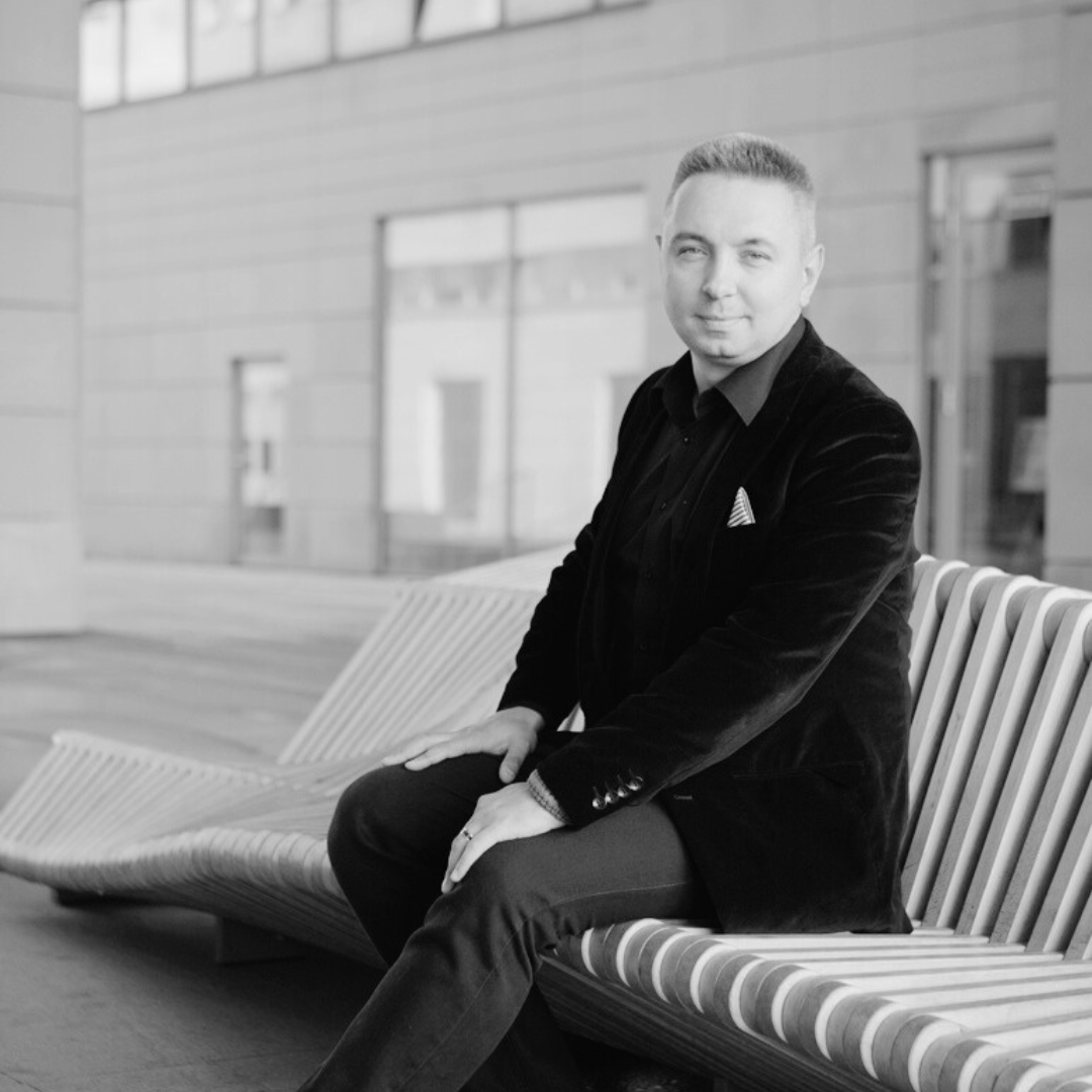 <p>Magister sztuki, absolwent Akademii Muzycznej (Wrocław), studia podyplomowe Uniwersytetu Ekonomicznego (Wrocław), artysta i menadżer w instytucji kultury Wrocławscy Kameraliści.&nbsp;</p> <p>Radosław Pachołek jest ściśle związany z&nbsp; szeroko pojętą działalnością w dziedzinie kultury Wrocławia i regionu. Rodowity wrocławianin z kresowymi korzeniami. Absolwent słynnej Łowieckiej oraz Akademii Muzycznej we Wrocławiu. Jako artysta muzyk oraz śpiewak pracował lub wsp&oacute;łpracował z większością najważniejszych instytucji kultury we Wrocławiu- Narodowe Forum Muzyki, Opera Wrocławska, Wrocławscy Kameraliści, teatr Muzyczny Capitol, Wrocławski Teatr Lalek i inne. Dokonał wielu nagrań radiowo-telewizyjnych i płytowych nominowanych oraz nagradzanych między innymi Fryderykiem. Podczas swej artystycznej drogi miał zaszczyt pracować z takimi osobowościami jak G. Antonini, P. McCreesh, K. Junghaenel, A. Kosendiak.&nbsp; Od roku 2016 pełni funkcję menadżera w instytucji kultury Wrocławscy Kameraliści, łącząc zadania organizacyjne z pracą artystyczną. Jest autorem oraz realizatorem wielu projekt&oacute;w artystycznych i infrastrukturalnych takich jak np. ,,Missa pro Mundi&rdquo;, ,,Missa pro publico bono&rdquo;, ,,W strumieniu Muzyki&rdquo;, ,,Mały fortepian potrzebny od zaraz&rdquo; do kt&oacute;rych pozyskiwał granty w konkursach MKiDN. W swoich projektach stawia na synergię, poszukiwanie nowych środk&oacute;w wyrazu oraz łączenie r&oacute;żnych środowisk związanych z działalnością kulturalną. Wsp&oacute;łtworzy organizację wydarzeń artystycznych i edukacyjnych koordynując działania pomiędzy jednostkami kultury biorącymi w nich udział.&nbsp;&nbsp;&nbsp;</p> <p><strong>Rekomendacje:</strong></p> <ul class="wp-block-list"> <li>Tomasz Dobrzański</li> </ul>