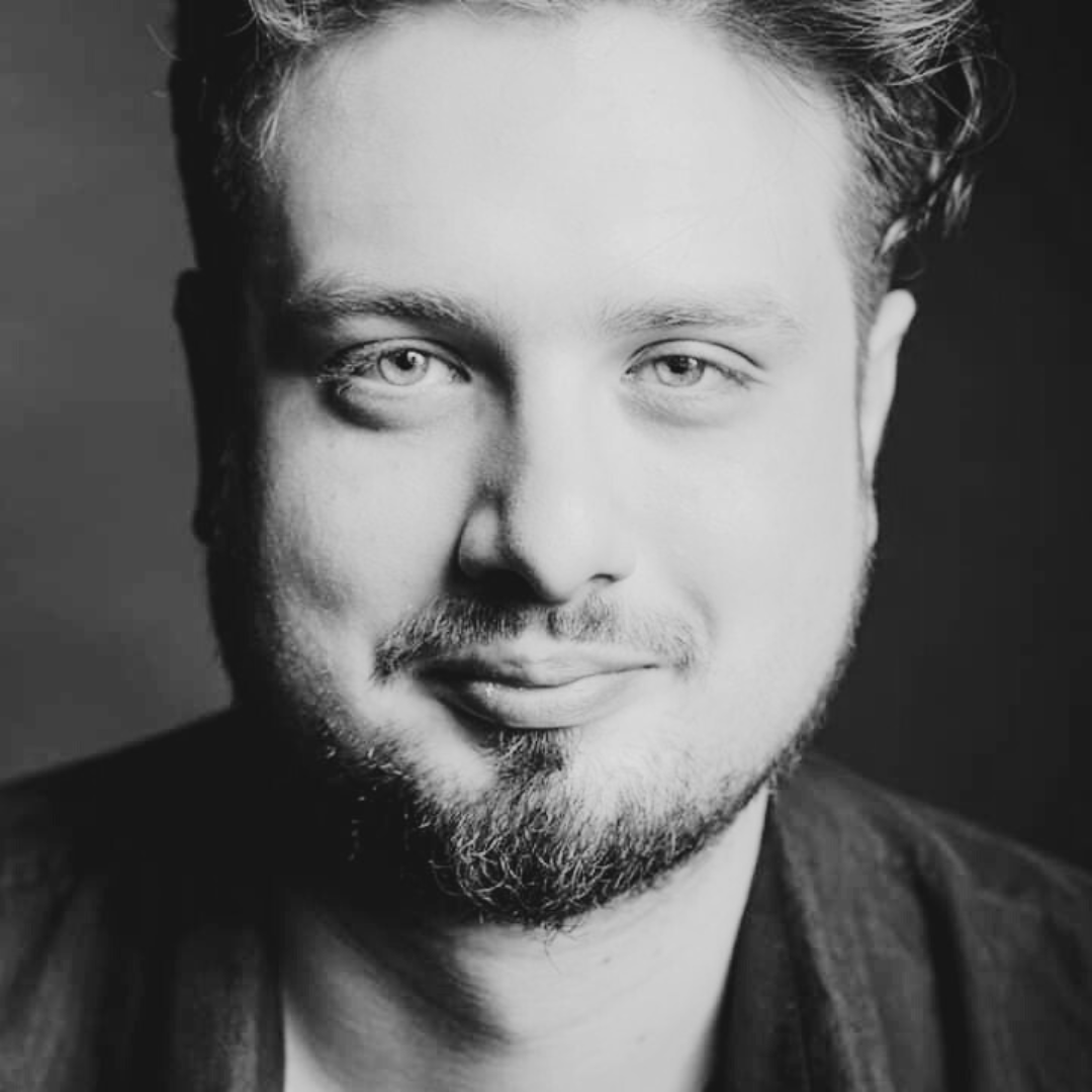 <p>Wielokrotnie nagradzany reżyser i dramaturg, laureat prestiżowych nagr&oacute;d. Autor i producent licznych projekt&oacute;w artystycznych realizowanych w Polsce i za granicą&nbsp;</p> <p>Absolwent Politechniki Wrocławskiej oraz reżyserii na Akademii Sztuk Teatralnych we Wrocławiu, ukończył r&oacute;wnież Story Masterclass w Story Academy w Szwecji. Związany z wrocławską sceną teatralną, wielokrotnie nagradzany reżyser i dramaturg, realizuje liczne projekty artystyczne w Polsce i za granicą.&nbsp;</p> <p>Wsp&oacute;łtworzył projekt &bdquo;Teatr na faktach&rdquo;, w ramach kt&oacute;rego wyreżyserował &bdquo;TanzGala&rdquo;, &bdquo;AskAPP&rdquo; &bdquo;Męskie Perspektywy Miłości&rdquo;, &bdquo;ZJEMY WASZE DZIECI. Z CEBULĄ&rdquo;, kt&oacute;ry zdobył nagrody na festiwalach dramaturgii wsp&oacute;łczesnej oraz &bdquo;Warto&rdquo;.&nbsp;</p> <p>W ramach międzynarodowego projektu &bdquo;Trzy Krzesła&rdquo; tworzy spektakle polsko-niemiecko-czeskie, takie jak &bdquo;Scenariusz dla trzech aktorek&rdquo; czy &bdquo;Amazon Burns&rdquo;. Jego działalność obejmuje także reżyserowanie czytań dramat&oacute;w, m.in. &bdquo;Wyzwolenia&rdquo; Stanisława Wyspiańskiego w Teatrze Kochanowskiego w Opolu oraz &bdquo;Marcina. Wiecznego Artura&rdquo; w Teatrze Kombinat we Wrocławiu i &bdquo;Gruba Świnia&rdquo; w Teatrze Miejskim w Lesznie.&nbsp;</p> <p>Był asystentem reżyser&oacute;w przy spektaklach takich jak &bdquo;Swietłana&rdquo; Przemka Wojcieszka oraz &bdquo;Kr&oacute;tkie wywiady z paskudnymi ludźmi&rdquo; Aleksandry Popławskiej.&nbsp;</p> <p>Wyreżyserował &bdquo;Śmierć Człowieka-Wiewi&oacute;rki&rdquo; w ramach 41. PPA oraz &bdquo;Kordiana&rdquo; w Teatrze Nowym Proxima w Krakowie.&nbsp;</p> <p>Jego spektakl &bdquo;Chodź na sł&oacute;wko&rdquo; w Teatrze &bdquo;Kubuś&rdquo; w Kielcach zdobył nagrodę publiczności &bdquo;Wystrzałowy Kubuś&rdquo; i bierze udział w 29. Konkursie na Wystawienie Polskiej Sztuki Wsp&oacute;łczesnej. Jest autorem opowiadań i dramat&oacute;w, w tym noweli &bdquo;O dziewczynie, co nie miała implant&oacute;w&rdquo;, kt&oacute;ra zdobyła gł&oacute;wną nagrodę w konkursie &bdquo;Kryształowe Smoki 2020&rdquo;. Jego tekst &bdquo;Niezwykłe odkrycie Papugi&rdquo; został wystawiony w Lubuskim Teatrze w Zielonej G&oacute;rze, zdobywając uznanie publiczności.&nbsp;</p> <p>Autor scenariusza musicalu &bdquo;Planet Error&rdquo; oraz scenarzysta serialu &bdquo;Kapitalne Opowieści&rdquo;. Stypendysta ZAIKS oraz programu &bdquo;Młoda Polska 2023&rdquo;.&nbsp;</p> <p>Skutecznie pozyskuję środki publiczne i unijne na własne przedsięwzięcia, kt&oacute;rych jestem tez producentem.&nbsp;</p> <p><strong>Rekomendacje:</strong></p> <ul class="wp-block-list"> <li>Ewelina Ciszewska</li> </ul>