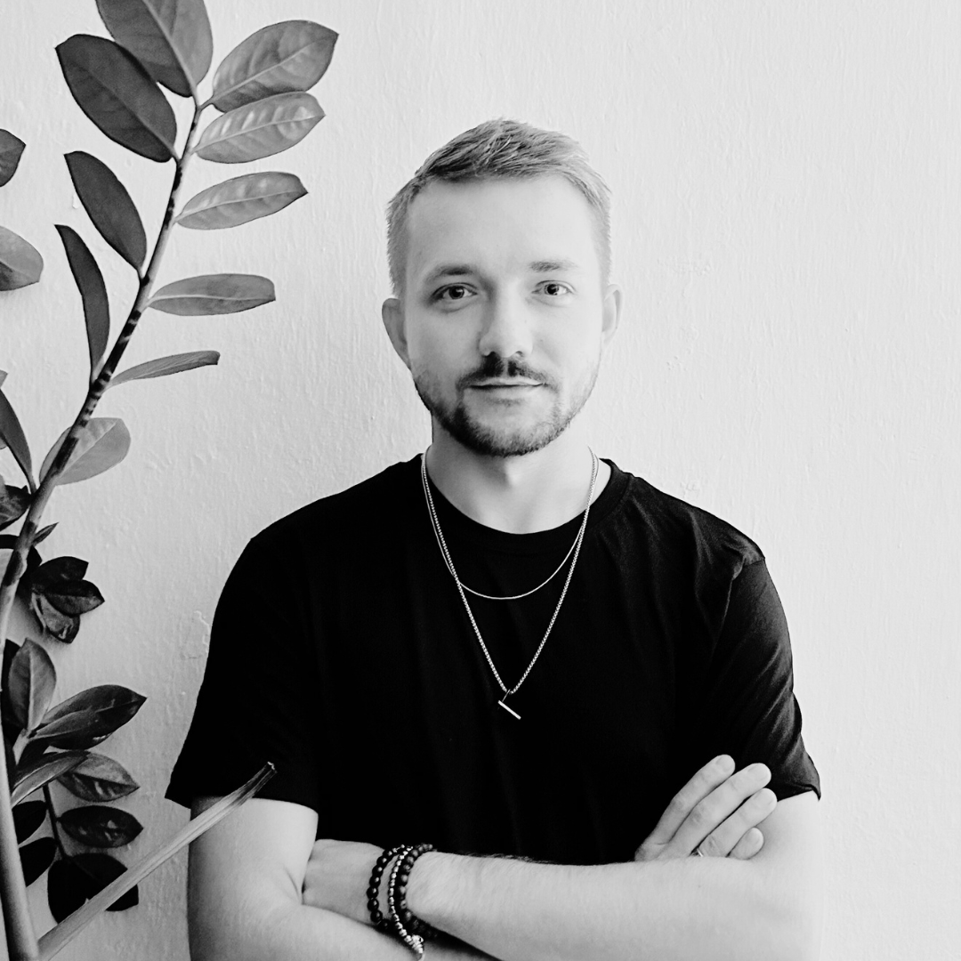 <p>Koordynator projekt&oacute;w o zasięgu lokalnym i międzynarodowym, producent wydarzeń artystycznych, wystaw sztuki, słuchowisk radiowych, spektakli teatralnych, a także redaktor kwartalnika teatralnego.&nbsp;</p> <p>Organizator, koordynator i producent wydarzeń artystycznych, wystaw, słuchowisk radiowych i spektakli teatralnych. Był koordynatorem promocji w Teatrze Dramatycznym im. J. Szaniawskiego w Wałbrzychu, a wcześniej wsp&oacute;łtworzył ruch Publiczności Teatru Polskiego we Wrocławiu. Od 2020 roku pracuje w Muzeum Pana Tadeusza Oddziale Zakładu Narodowego im. Ossolińskich w Sekcji Produkcji Wydarzeń. Od 2022 roku koordynator i sekretarz redakcji &bdquo;Notatnika Teatralnego&rdquo;, gdzie zajmuje się r&oacute;wnież mediami społecznościowymi i stroną internetową czasopisma. Wsp&oacute;łproducent XXI i XXII Przeglądu Sztuki SURVIVAL w Fundacji Art Transparent, z kt&oacute;rą wsp&oacute;łpracuje r&oacute;wnież jako koordynator projektu w ramach programu Kreatywna Europa. Wsp&oacute;łpracował produkcyjnie przy 18. i 19. Międzynarodowym Festiwalu Opowiadania, a od 20. jego koordynator i wsp&oacute;łproducent. Na stałe wsp&oacute;łpracuje Teatrem Układ Formalny jako kierownik produkcji spektakli oraz Galerią OP ENHEIM jako producent i koordynator wystaw sztuki wsp&oacute;łczesnej. Autor wywiad&oacute;w z ludźmi kultury i sztuki.&nbsp;</p> <p><strong>Wybrane realizacje zawodowe:&nbsp;</strong></p> <p>Instytut im. J. Grotowskiego we Wrocławiu:&nbsp;</p> <ul class="wp-block-list"> <li>producent artystyczny spektaklu &bdquo;Dziad&oacute;w części III Ustęp&rdquo; w reżyserii Michała Zadary (2020)&nbsp;</li> <li>Zakład Narodowy im. Ossolińskich:&nbsp;</li> <li>producent słuchowiska &bdquo;Ptaki nocne&rdquo; tekst i reżyseria Marzena Sadocha (2020)&nbsp;</li> <li>producent i kurator wystawy &bdquo;Stany osobne&rdquo; (2021)&nbsp;</li> <li>kurator wystawy &bdquo;Dziady. Przejście&rdquo; (2023)&nbsp;</li> </ul> <p>Teatr Układ Formalny:</p> <ul class="wp-block-list"> <li>producent spektaklu &bdquo;W siebie wstąpienie&rdquo; w reżyserii Marty Streker (2022)&nbsp;</li> <li>kierownik produkcji spektaklu &bdquo;Fedra, czyli historia flanelowego wstydu&rdquo; w reżyserii Agaty Dudy-Gracz (2023)&nbsp;</li> <li>kierownik produkcji spektaklu &bdquo;Limba&rdquo; w reżyserii Piotra Ratajczaka (2024)&nbsp;</li> </ul> <p>Galeria OP ENHEIM:&nbsp;</p> <ul class="wp-block-list"> <li>producent wystawy Justyny Adamczyk &bdquo;Przeszłość nie przemija, bo wiecznie jest tworzona na nowo&rdquo; (2022),&nbsp;</li> <li>producent i koordynator wystawy &bdquo;Widzenie ciałem | Kolekcja Galerii Studio&rdquo; (2023),&nbsp;</li> <li>producent wystawy &bdquo;Nie czas żałować r&oacute;ż, gdy płoną lasy&rdquo; (2024)&nbsp;</li> </ul> <p><strong>Rekomendacje:</strong></p> <ul class="wp-block-list"> <li>Aldona Bartnik</li> <li>Beata Rakowska</li> <li>Grzegorz Ćwiertniewicz</li> <li>Joanna Hytrek-Hryciuk</li> <li>Justyna Kowal</li> <li>Justyna Skoczek</li> <li>Kamila Kamińska</li> <li>Karolina Bieniek</li> <li>Łukasz Kamiński</li> <li>Magdalena Chlasta-Dzięciołowska</li> <li>Paweł Palcat</li> <li>Grzegorz Chojnowski</li> <li>Katarzyna Dudzic-Grabińska</li> <li>Małgorzata Maciejewska</li> <li>Małgorzata Matuszewska</li> <li>Marta Streker</li> <li>Marzena Sadocha</li> <li>Michał Bieniek</li> <li>Przemysław Furdak</li> <li>Sebastian Majewski</li> </ul>