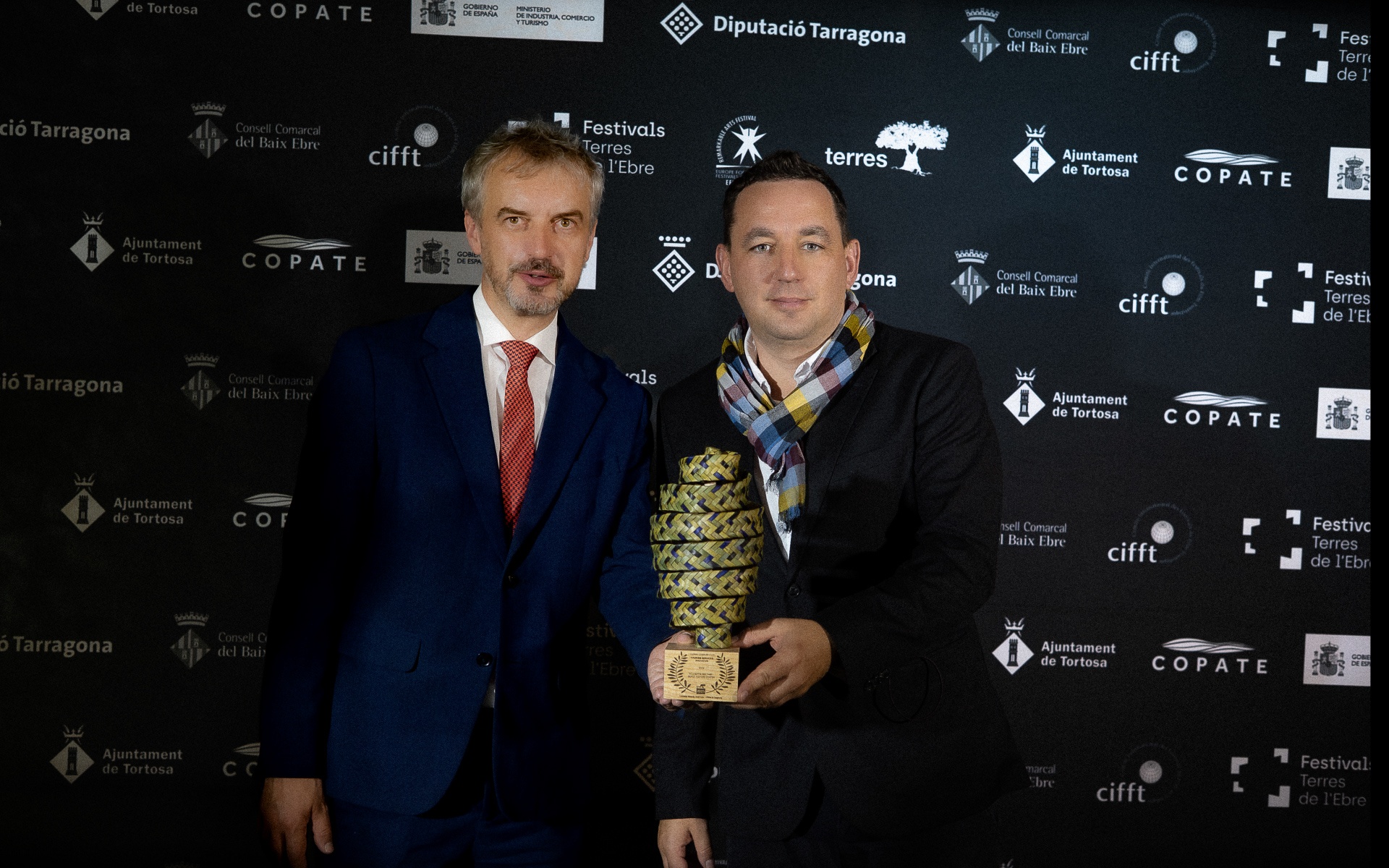 Andrzej Jerie, dyrektor Centrum Historii Zajezdnia oraz Michał Zieliński, scenarzysta i reżyser spotu "Musisz to zobaczyć" z nagroda na festiwalu w Hiszpanii.