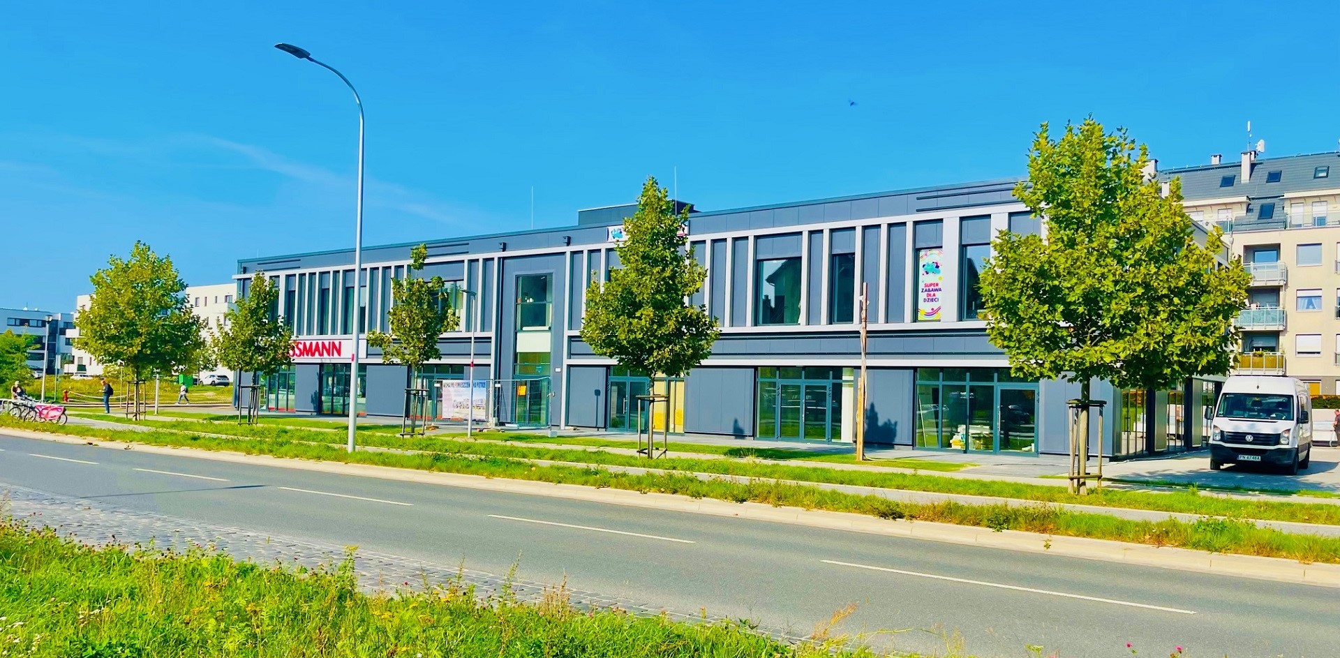 Na zdjęciu  budynek nowego centrum handlowo-usługowego na Stabłowicach u zbiegu ulic Wojanowskiej i Arbuzowej