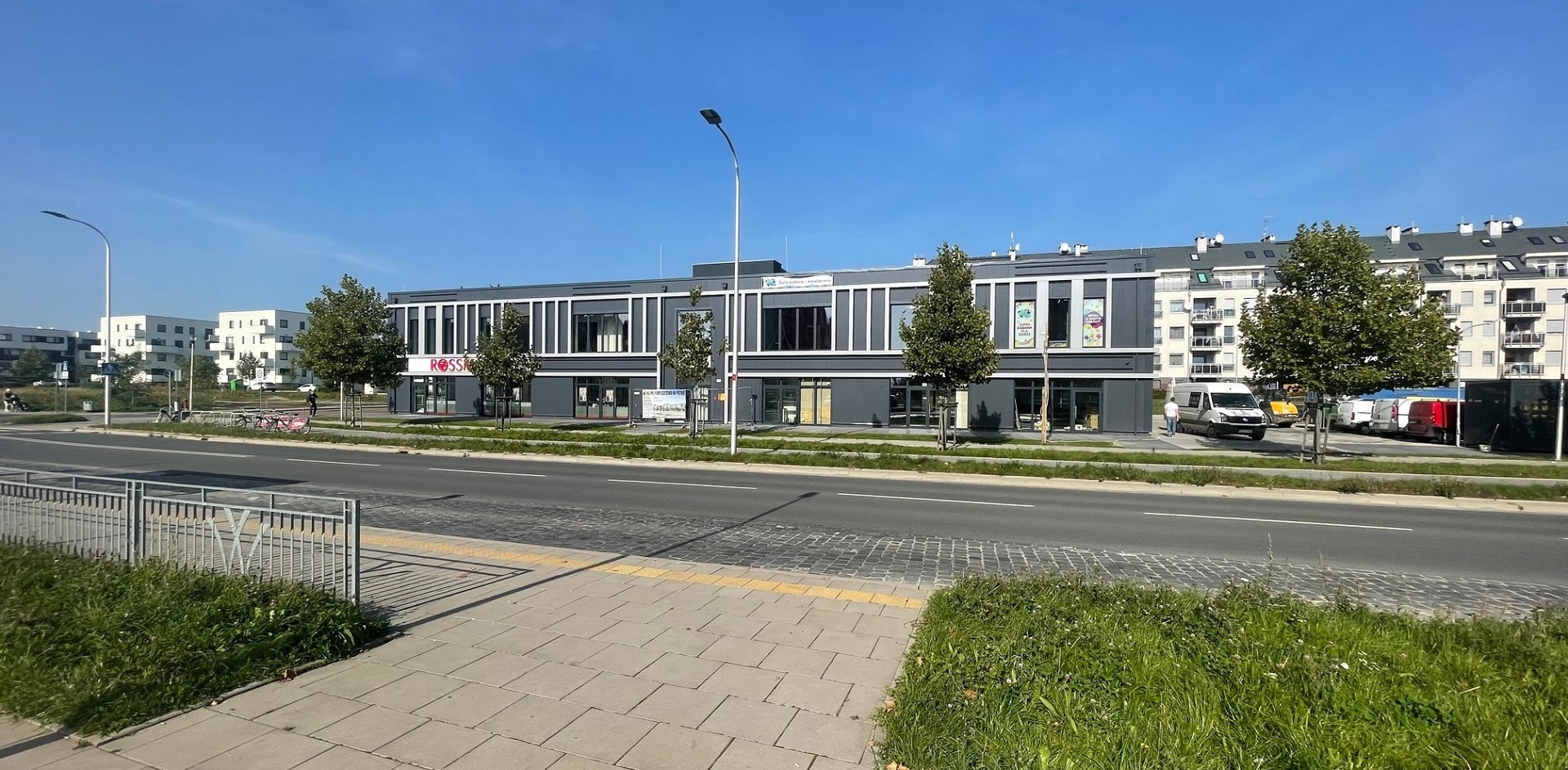 Na zdjęciu  budynek nowego centrum handlowo-usługowego na Stabłowicach u zbiegu ulic Wojanowskiej i Arbuzowej