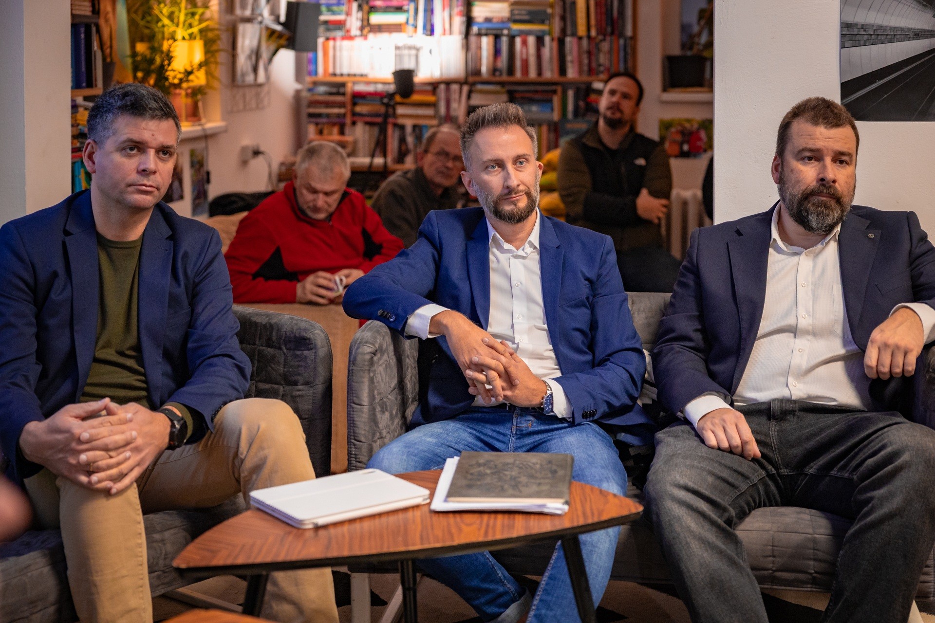 Powiększ obraz: <p>Przemysław Nowicki z MPK Wrocław, Dawid Barabasz z Wydziału Transportu i Paweł Karpiński z Ekosystemu na spotkaniu z mieszkańcami na Swojczycach</p>