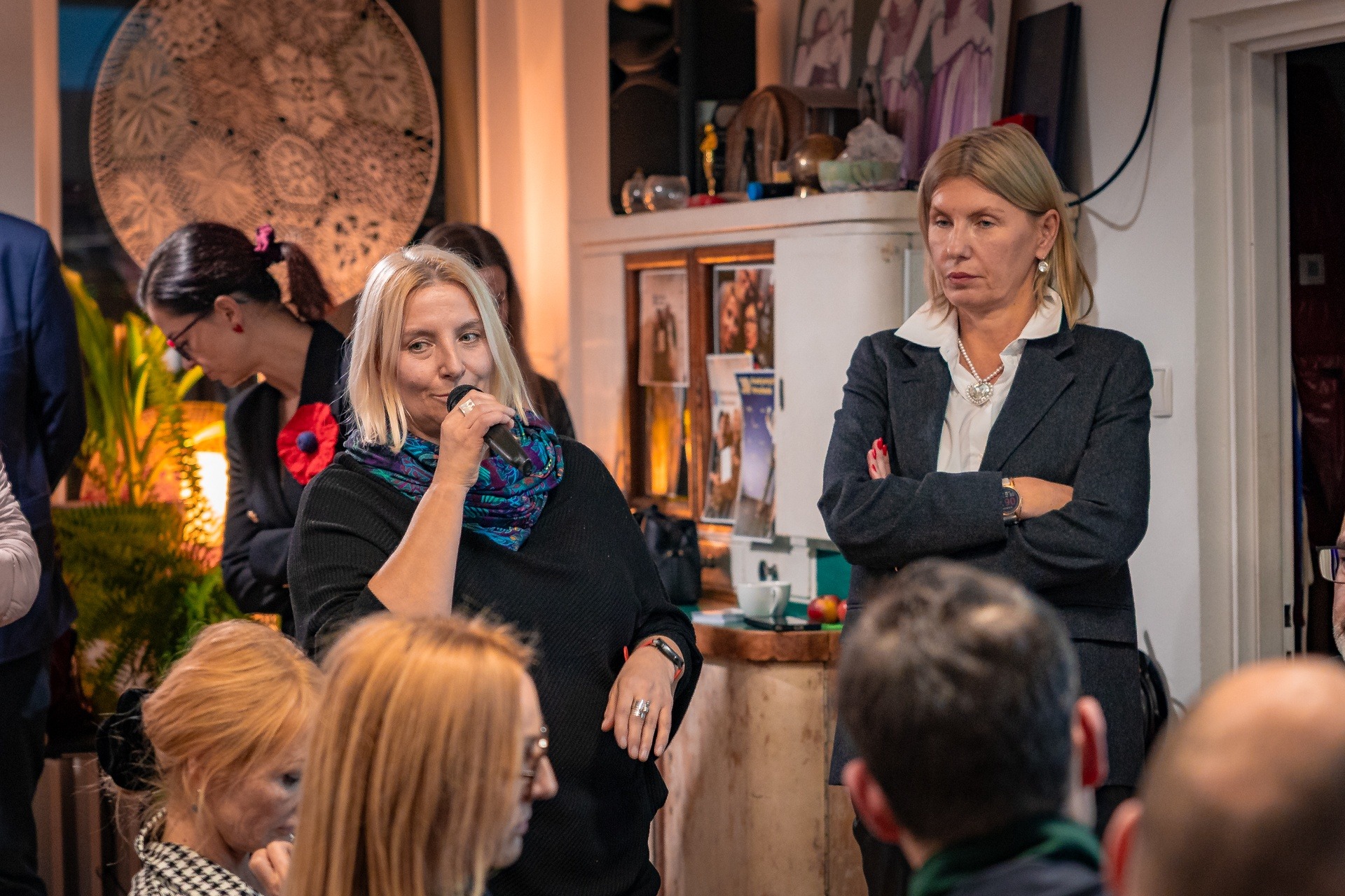 Powiększ obraz: <p>Renata Piwko-Wolny z zarządu osiedla Strachocin-Swojczyce-Wojn&oacute;w i wiceprezydent Renata Granowska na spotkaniu z mieszkańcami przy Swojczyckiej 118&nbsp;</p>