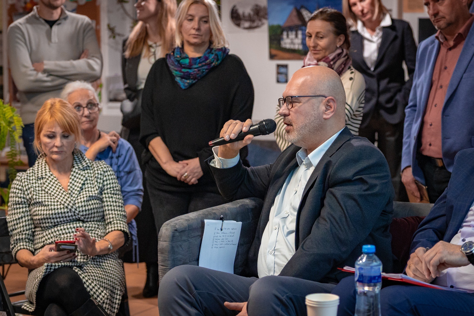 Powiększ obraz: <p>Spotkanie mieszkańc&oacute;w z przedstawicielami magistratu w poniedziałek 8 grudnia w Centrum Aktywności Lokalnej przy Swojczyckiej 118. Andrzej Brzoza z Wydziału Inżynierii Miejskiej odpowiada na pytanie&nbsp;</p>