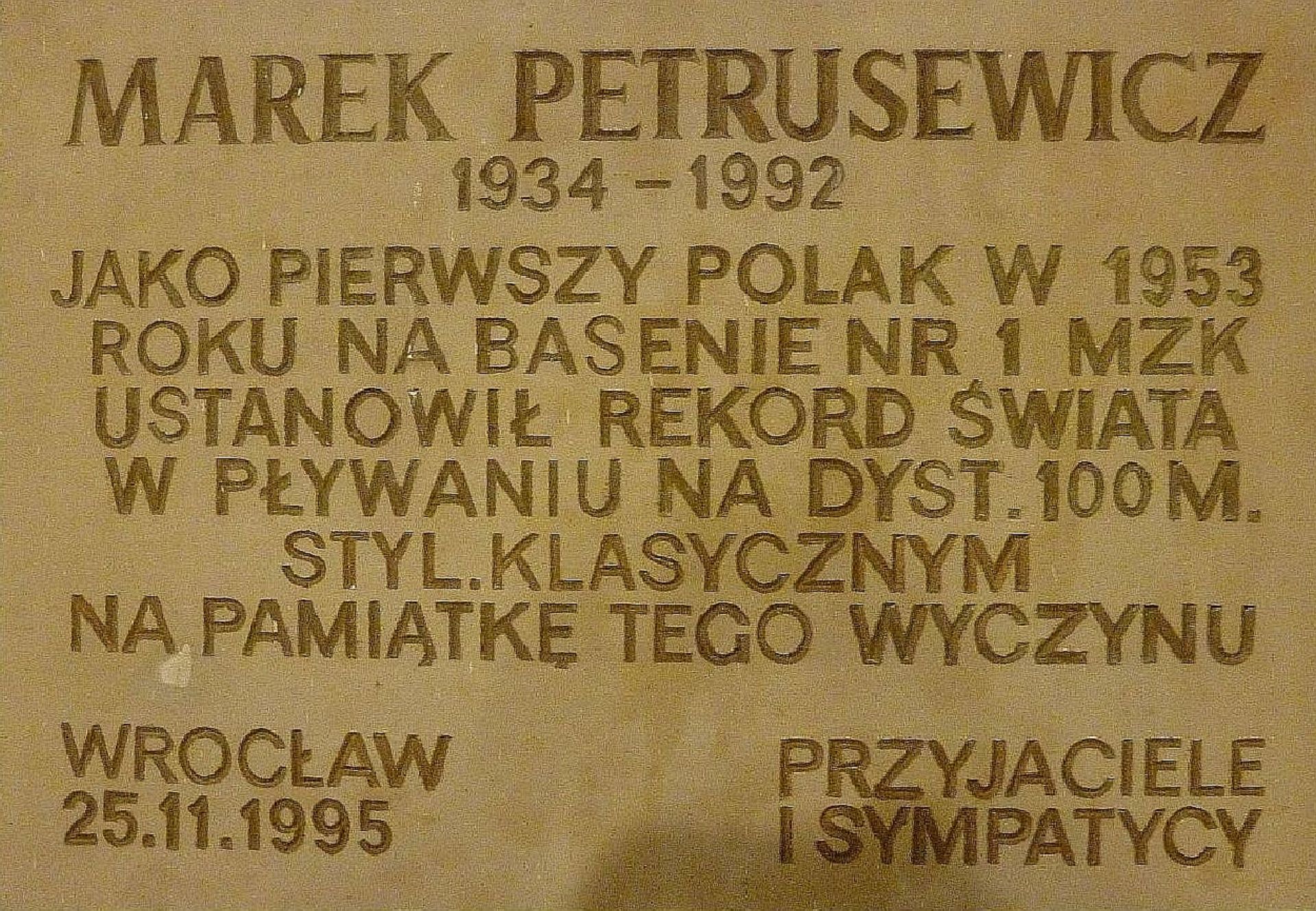 Powiększ obraz: Tablica pamiątkowa, która znajduje się na basenie przy Teatralnej