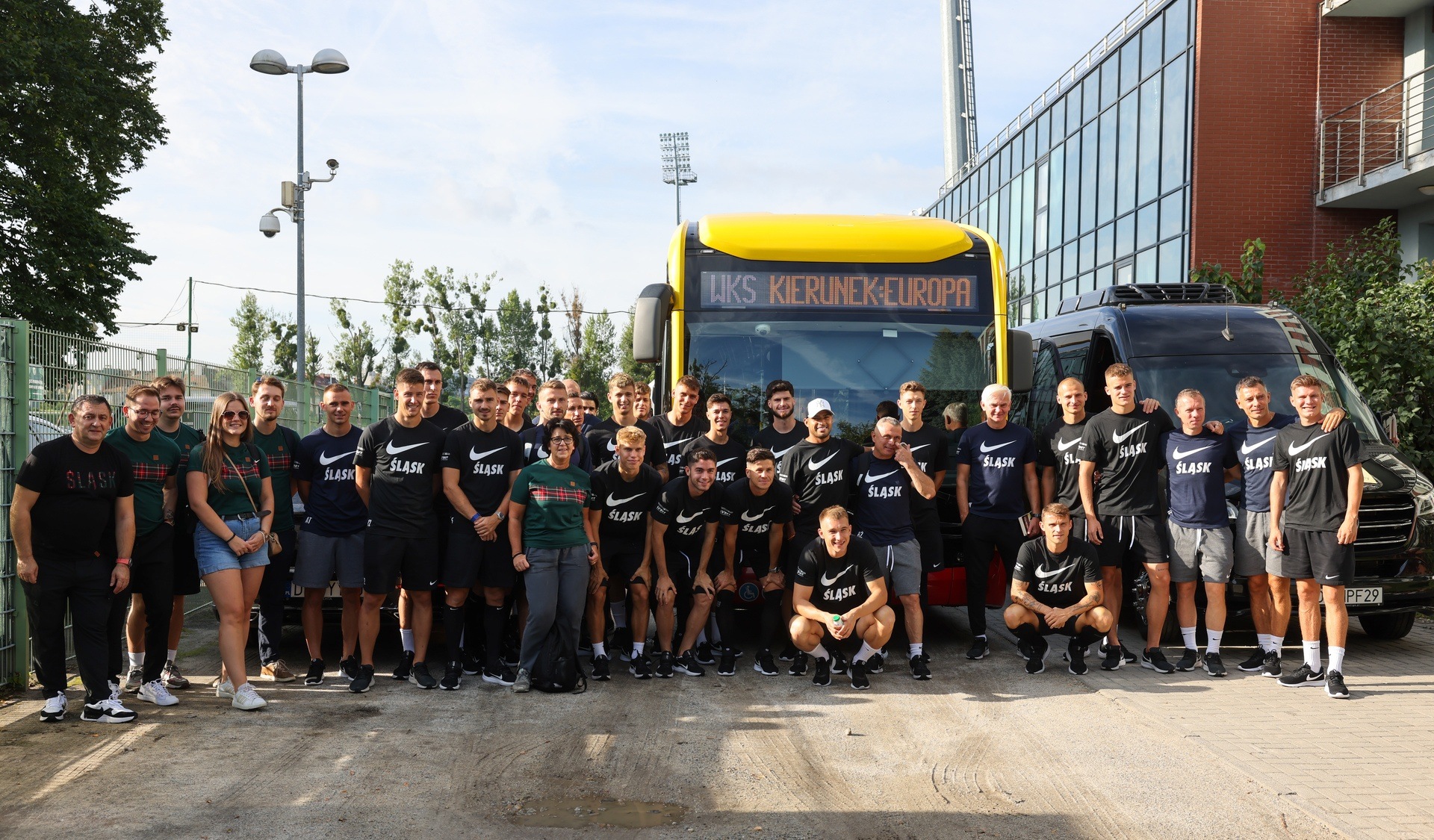 Powiększ obraz: Drużyna WKS-u na lotnisko udała się autobusem MPK. Stamtąd samolotem dotarli na mecz z Riga FC