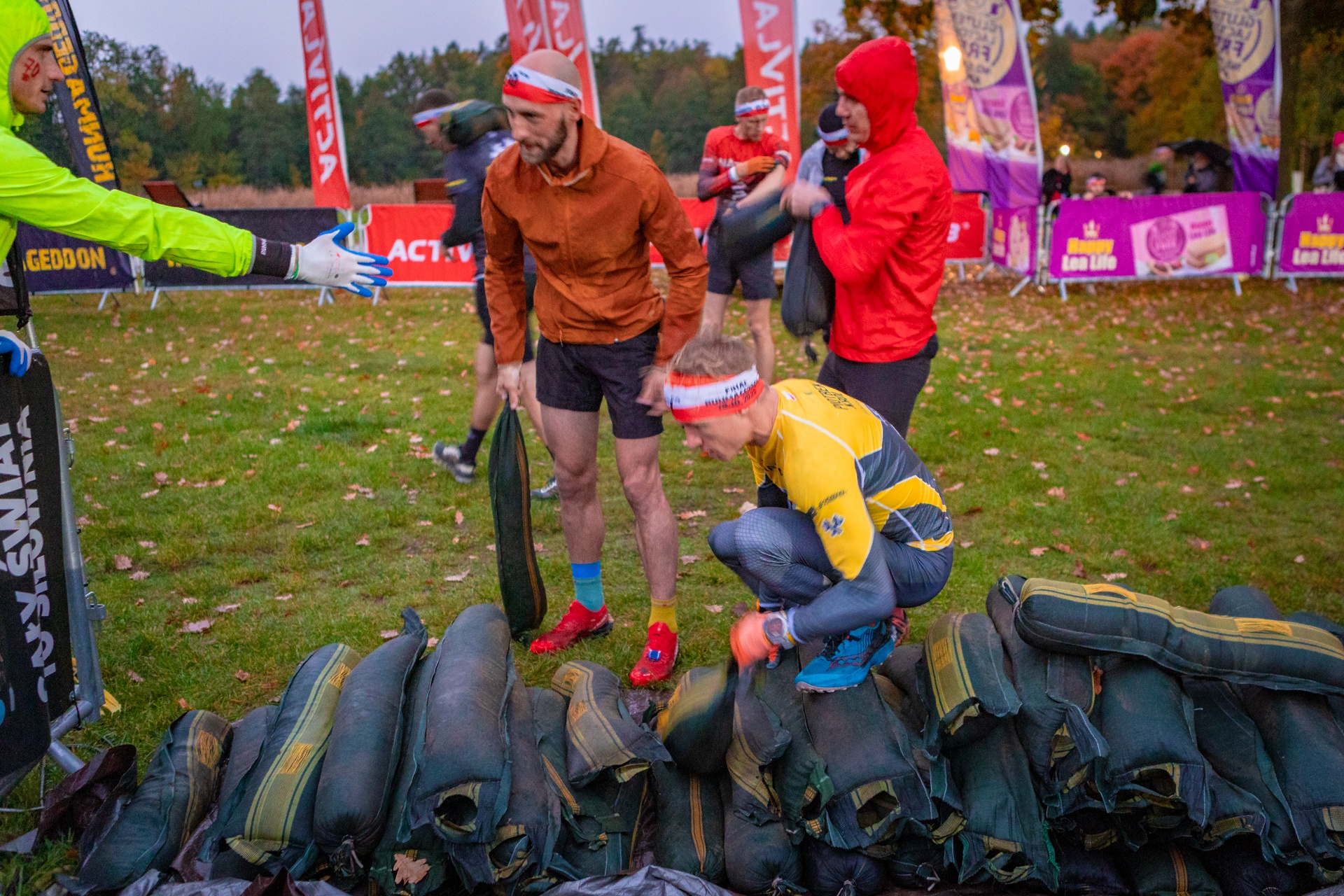 Powiększ obraz: Uczestnicy zawodów Runmageddon 2025 na terenie gminy Długołęka pod Wrocławiem.