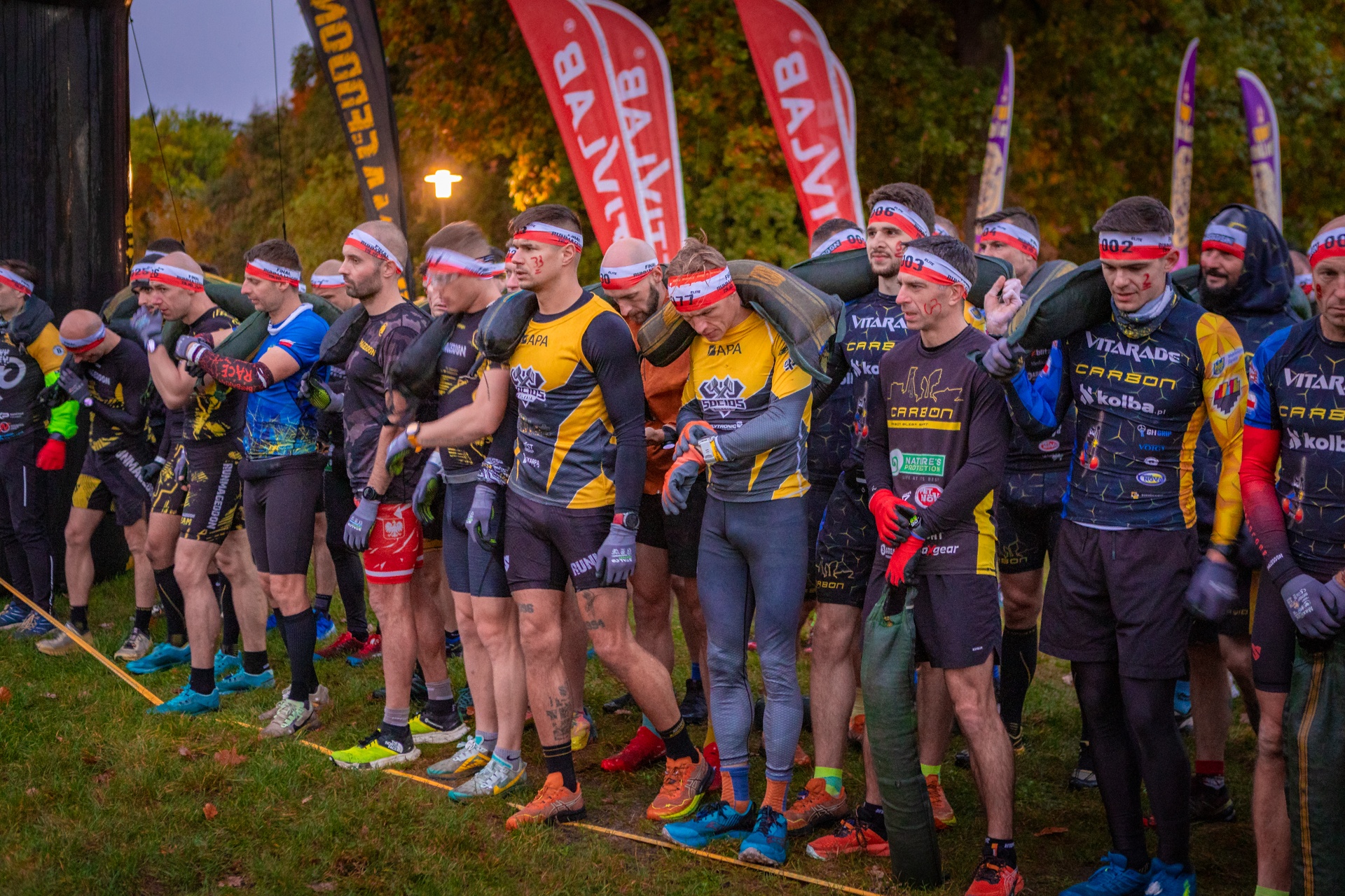 Powiększ obraz: Uczestnicy zawodów Runmageddon 2025 na terenie gminy Długołęka pod Wrocławiem.