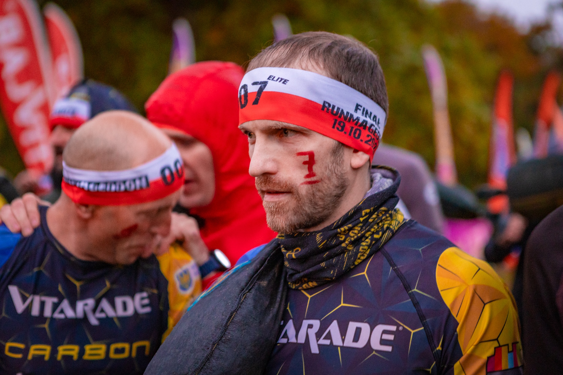 Powiększ obraz: Uczestnicy zawodów Runmageddon 2025 na terenie gminy Długołęka pod Wrocławiem.