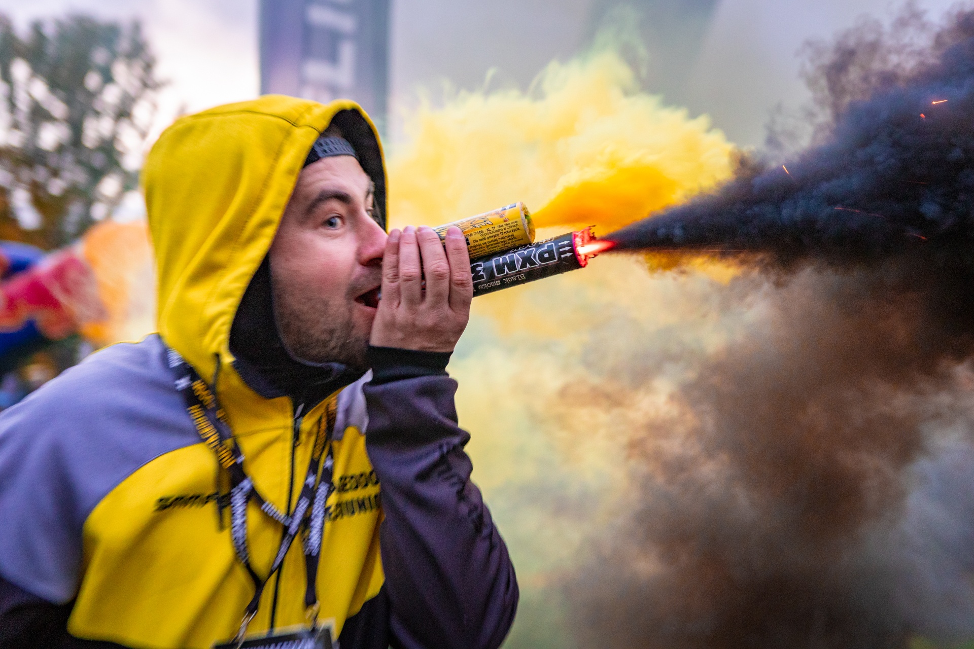 Powiększ obraz: Uczestnicy zawodów Runmageddon 2025 na terenie gminy Długołęka pod Wrocławiem.