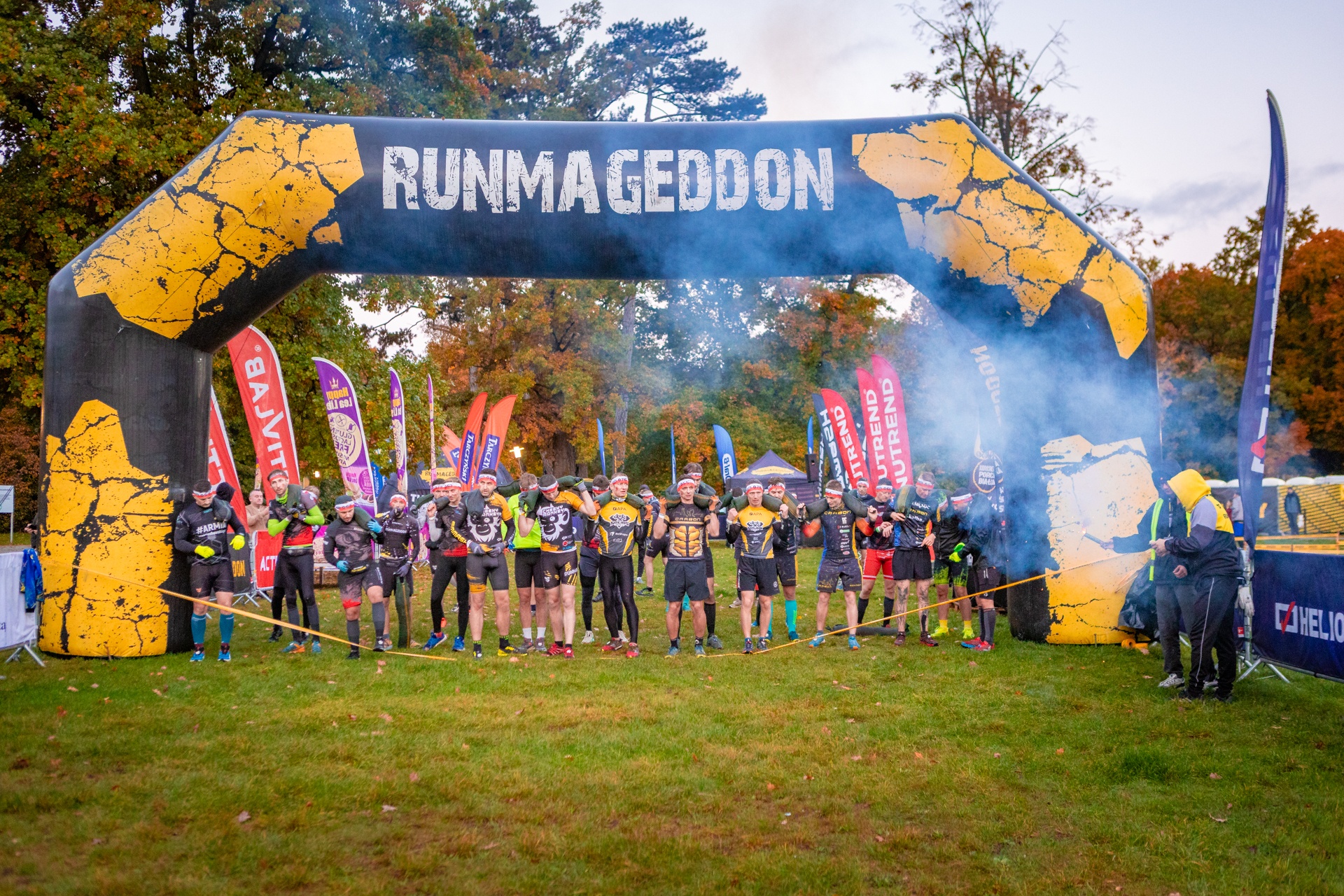 Powiększ obraz: Uczestnicy zawodów Runmageddon 2025 na terenie gminy Długołęka pod Wrocławiem.