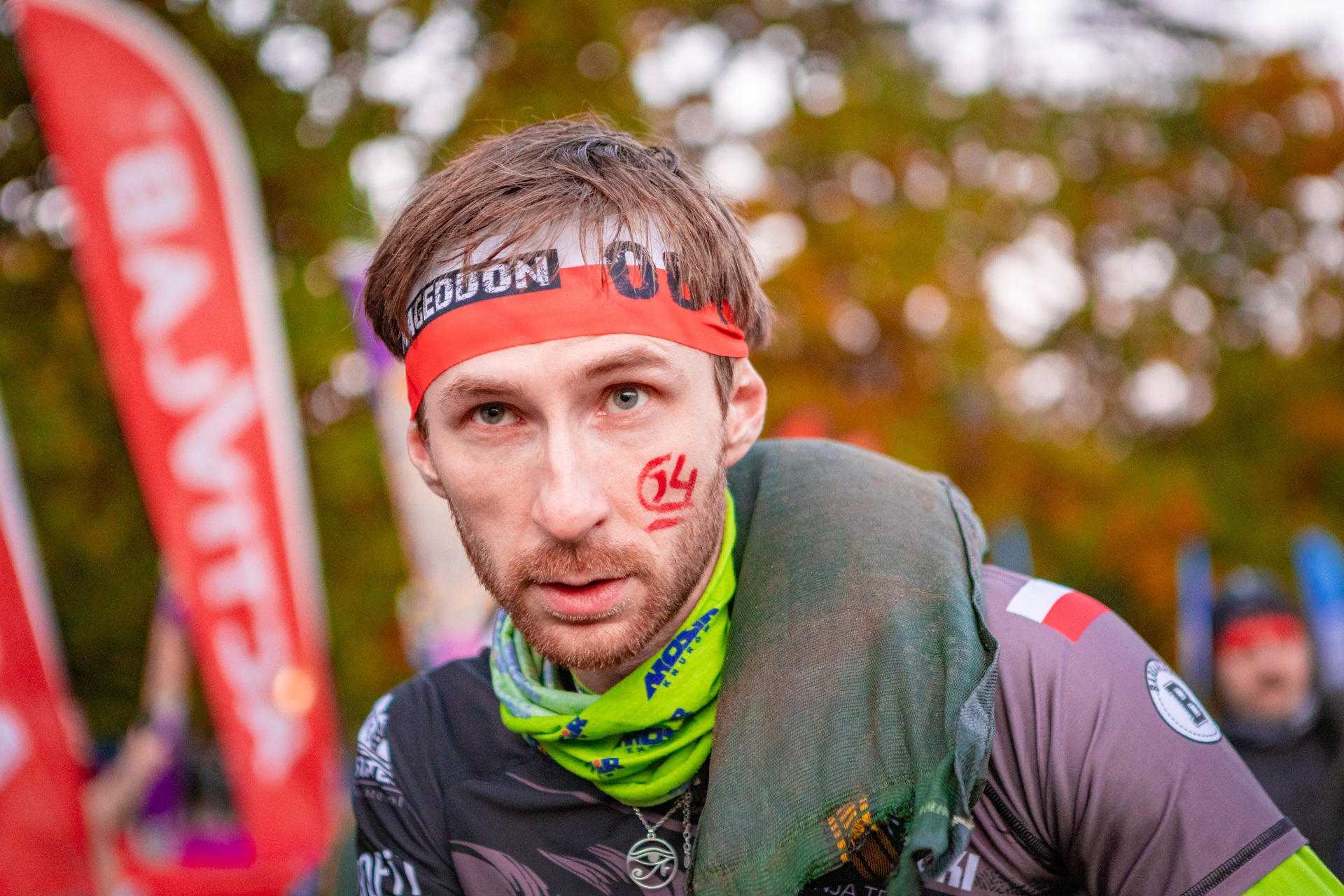 Powiększ obraz: Uczestnicy zawodów Runmageddon 2025 na terenie gminy Długołęka pod Wrocławiem.