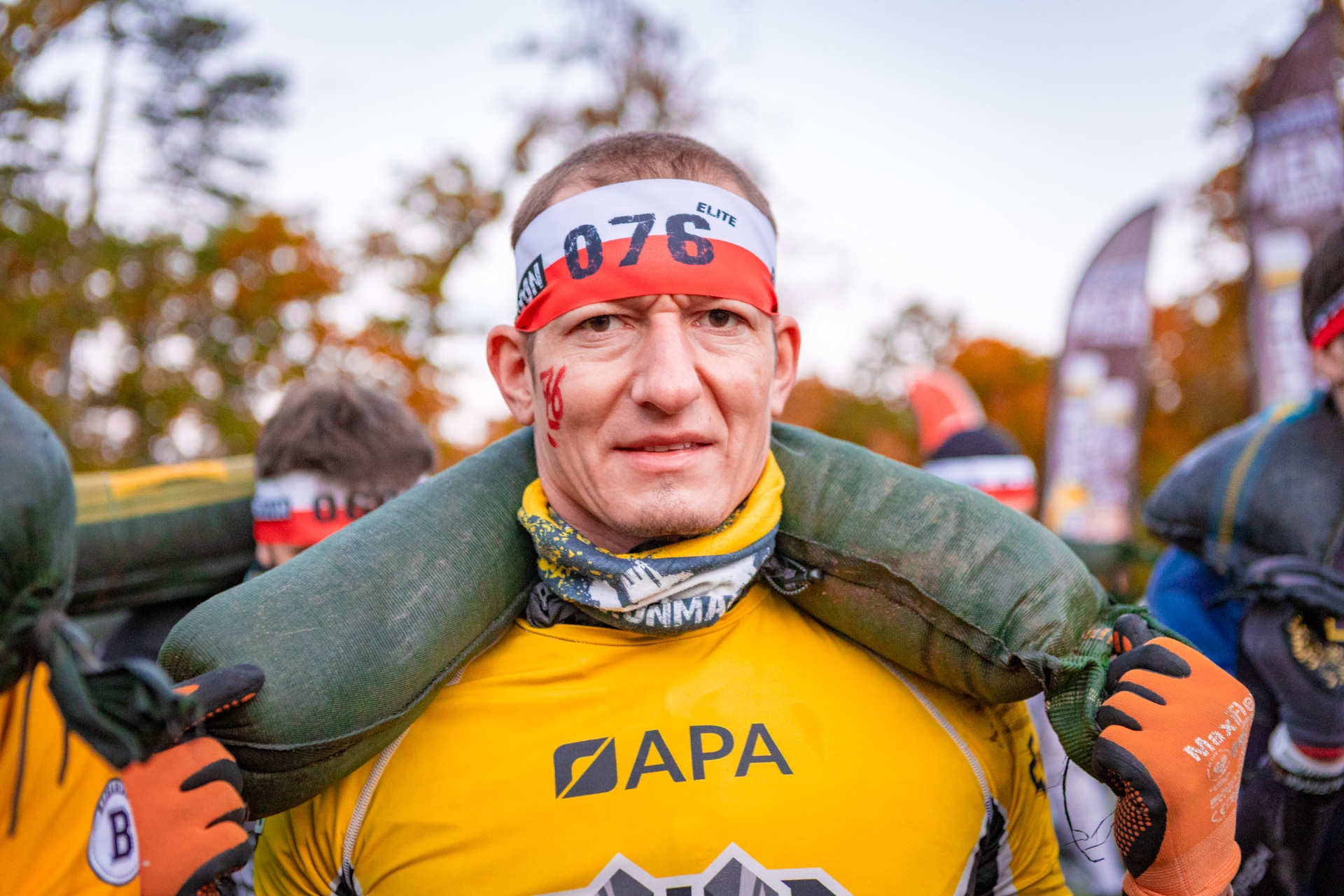 Powiększ obraz: Uczestnicy zawodów Runmageddon 2025 na terenie gminy Długołęka pod Wrocławiem.