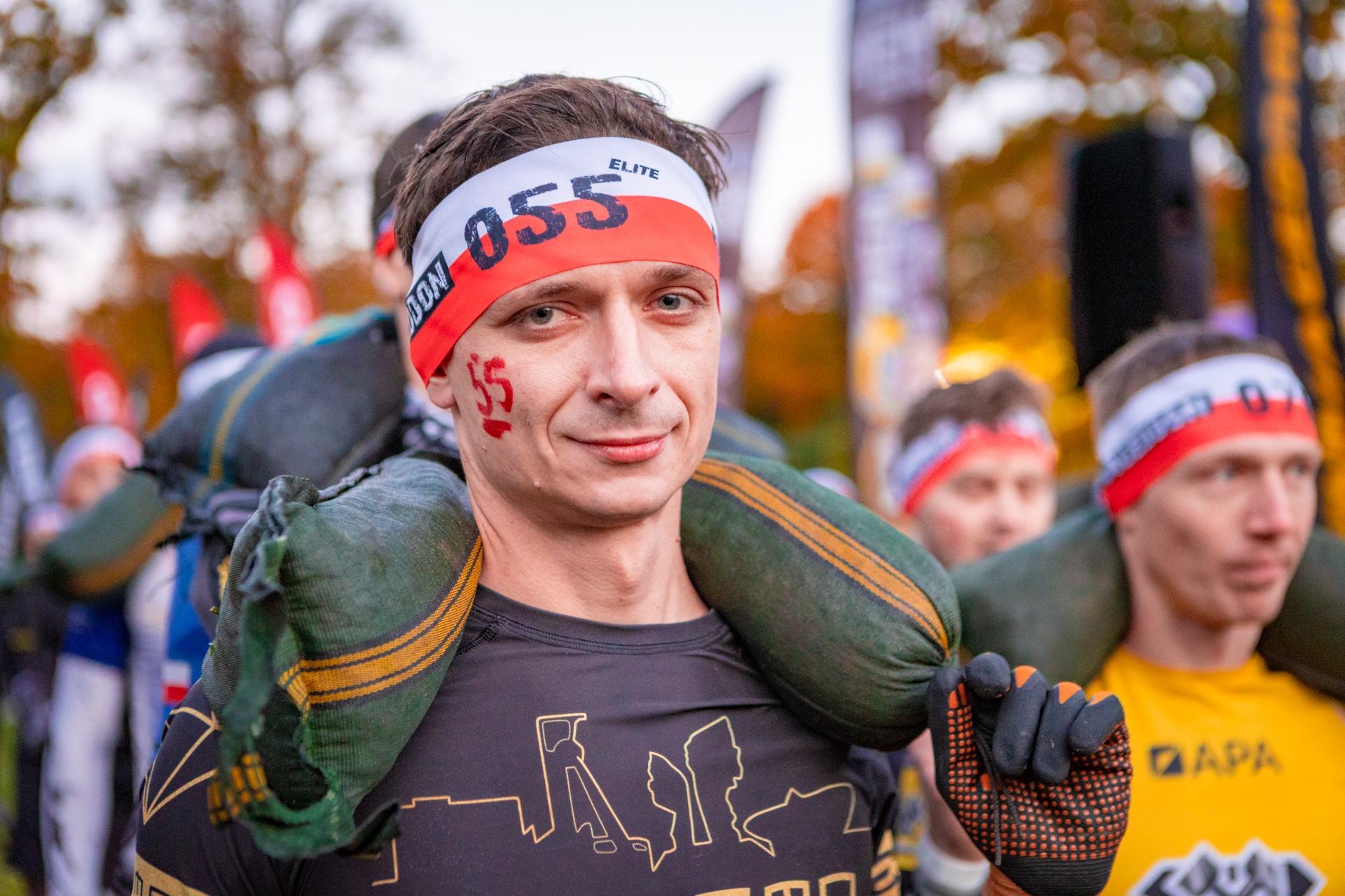 Powiększ obraz: Uczestnicy zawodów Runmageddon 2025 na terenie gminy Długołęka pod Wrocławiem.