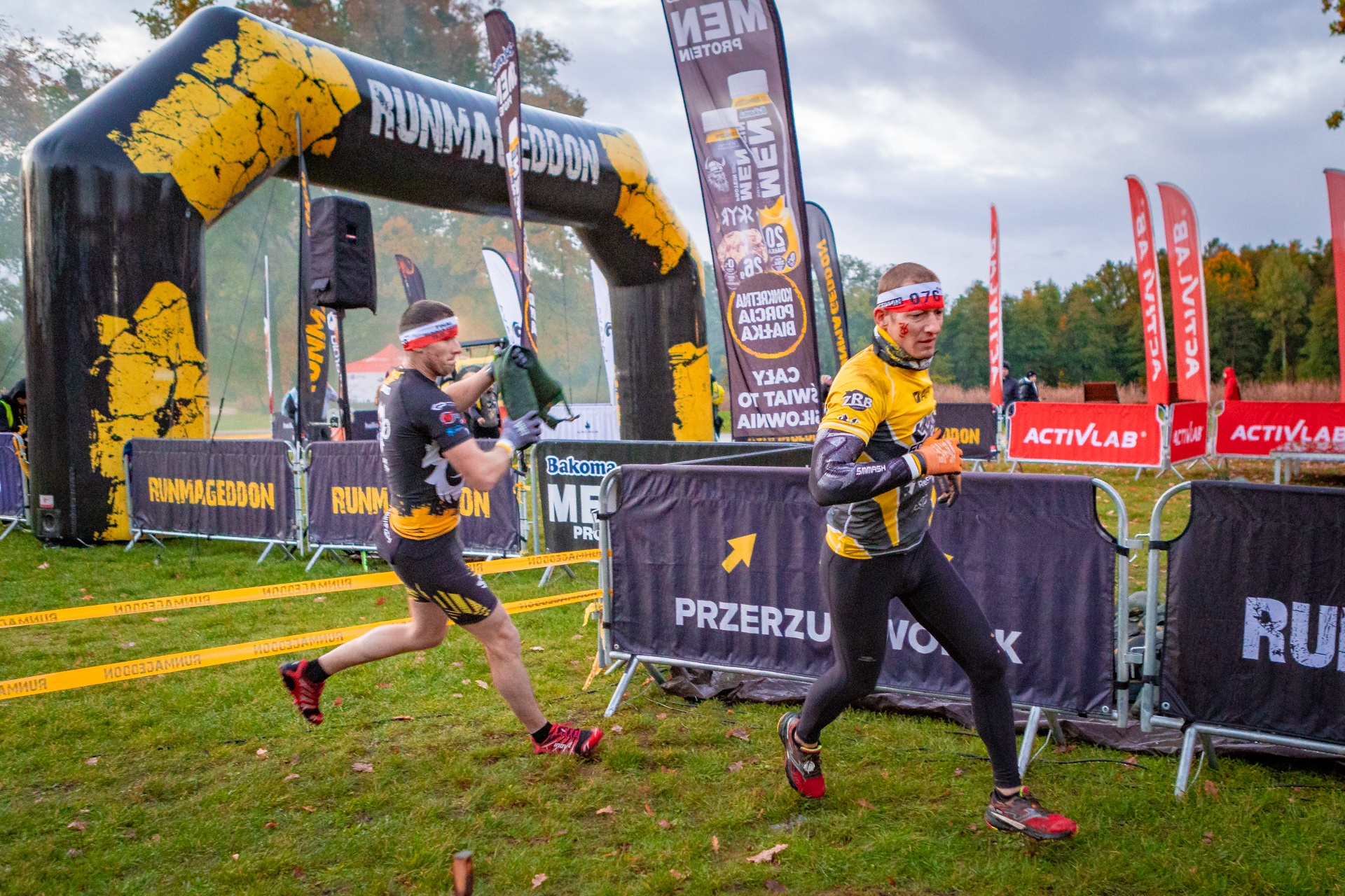 Powiększ obraz: Uczestnicy zawodów Runmageddon 2025 na terenie gminy Długołęka pod Wrocławiem.