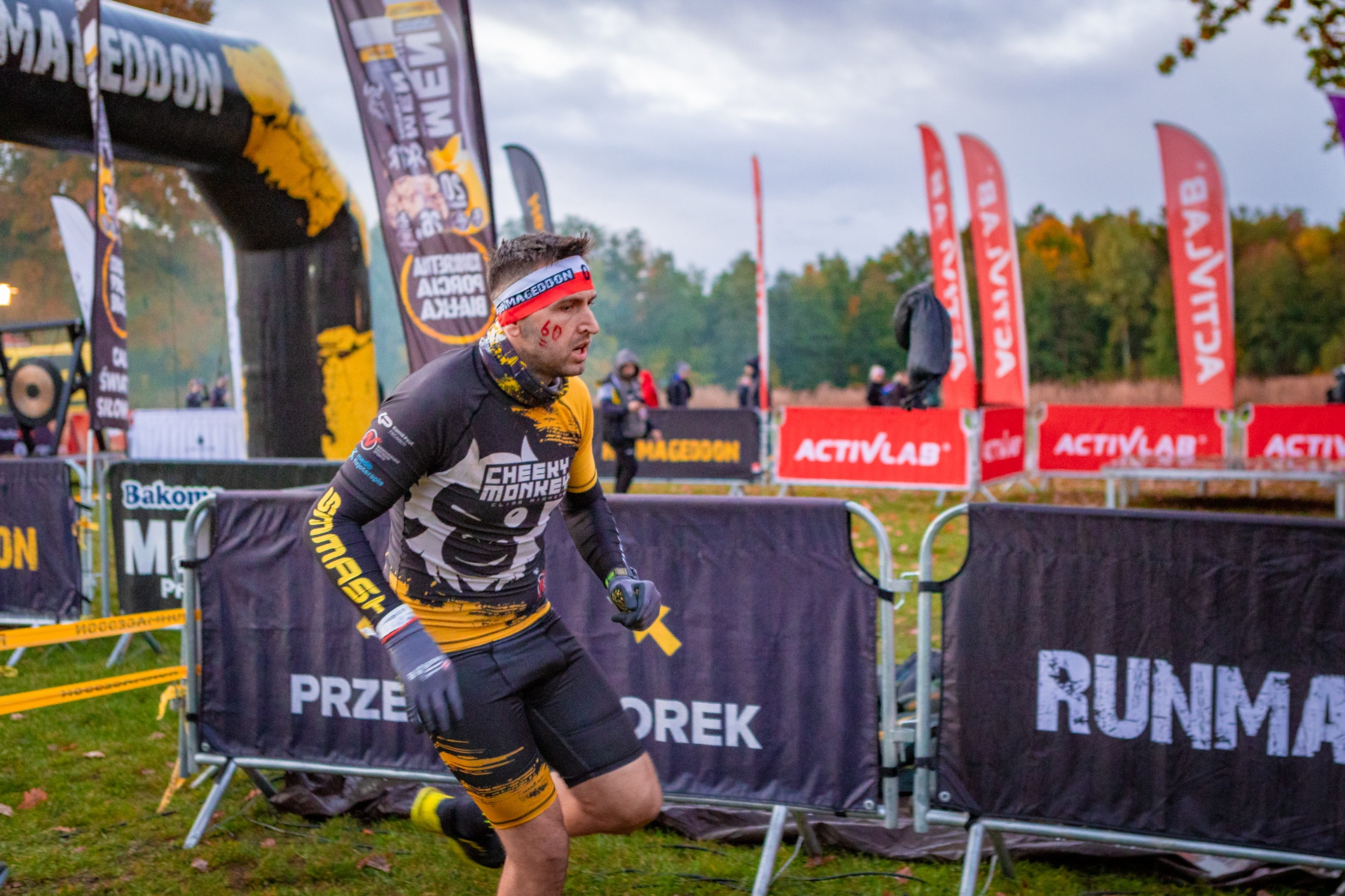 Powiększ obraz: Uczestnicy zawodów Runmageddon 2025 na terenie gminy Długołęka pod Wrocławiem.