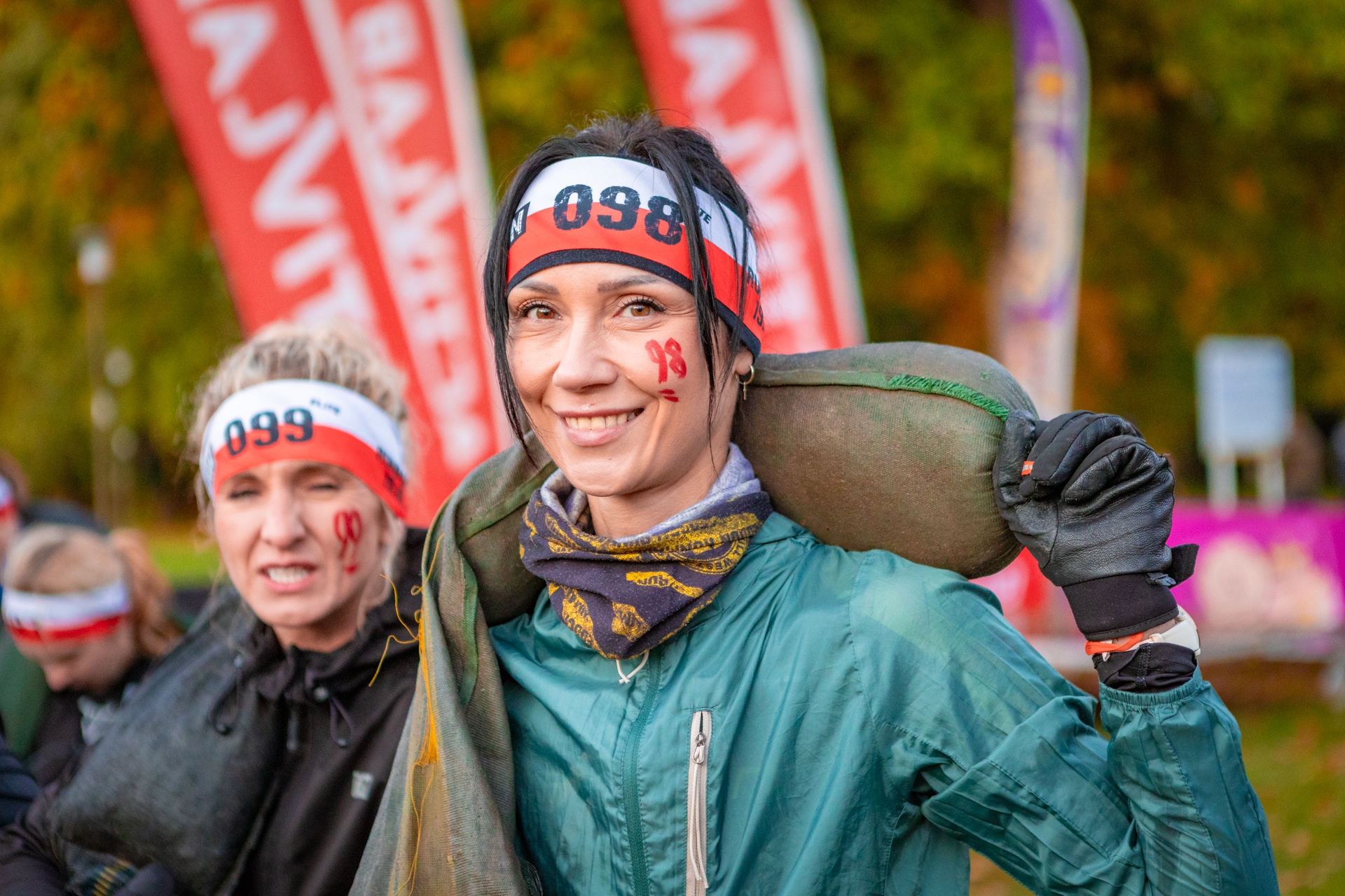 Powiększ obraz: Uczestnicy zawodów Runmageddon 2025 na terenie gminy Długołęka pod Wrocławiem.