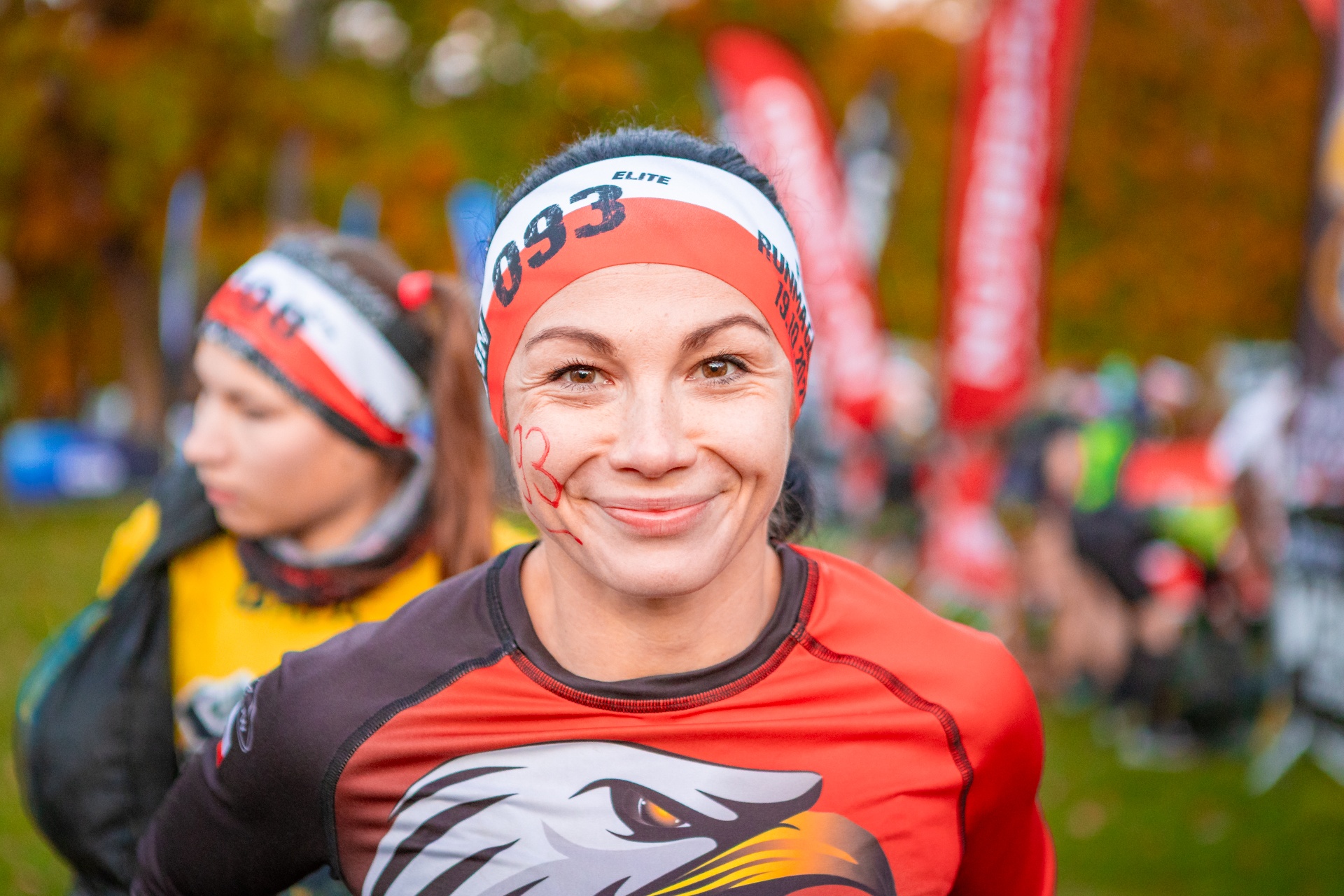 Powiększ obraz: Uczestnicy zawodów Runmageddon 2025 na terenie gminy Długołęka pod Wrocławiem.