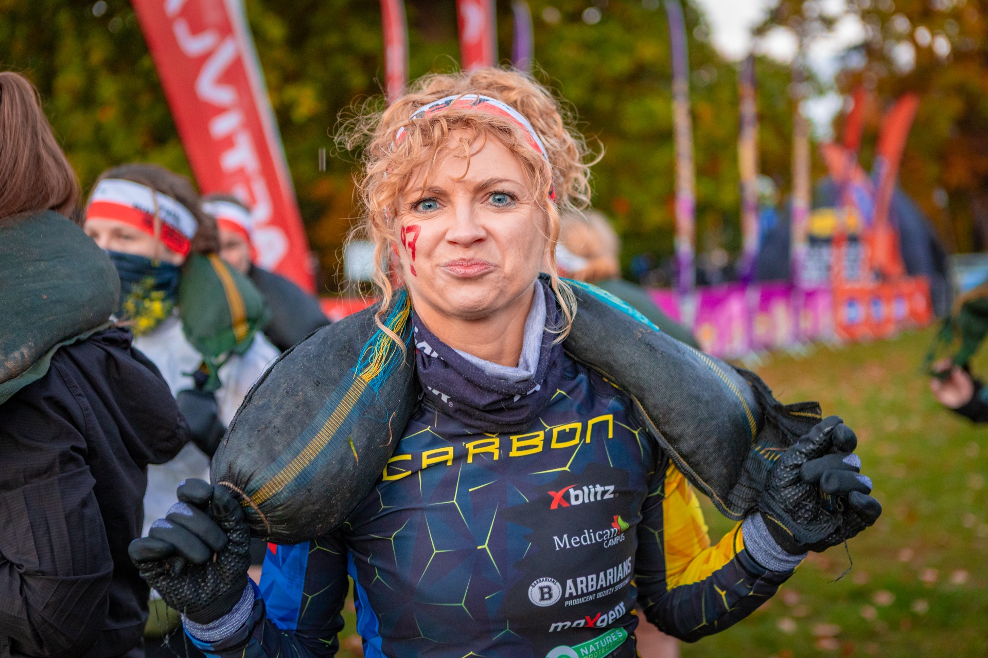 Powiększ obraz: Uczestnicy zawodów Runmageddon 2025 na terenie gminy Długołęka pod Wrocławiem.