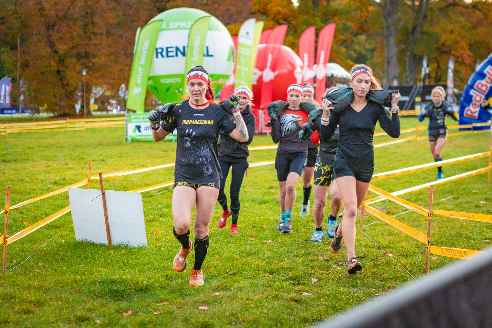 Powiększ obraz: Uczestnicy zawodów Runmageddon 2025 na terenie gminy Długołęka pod Wrocławiem.