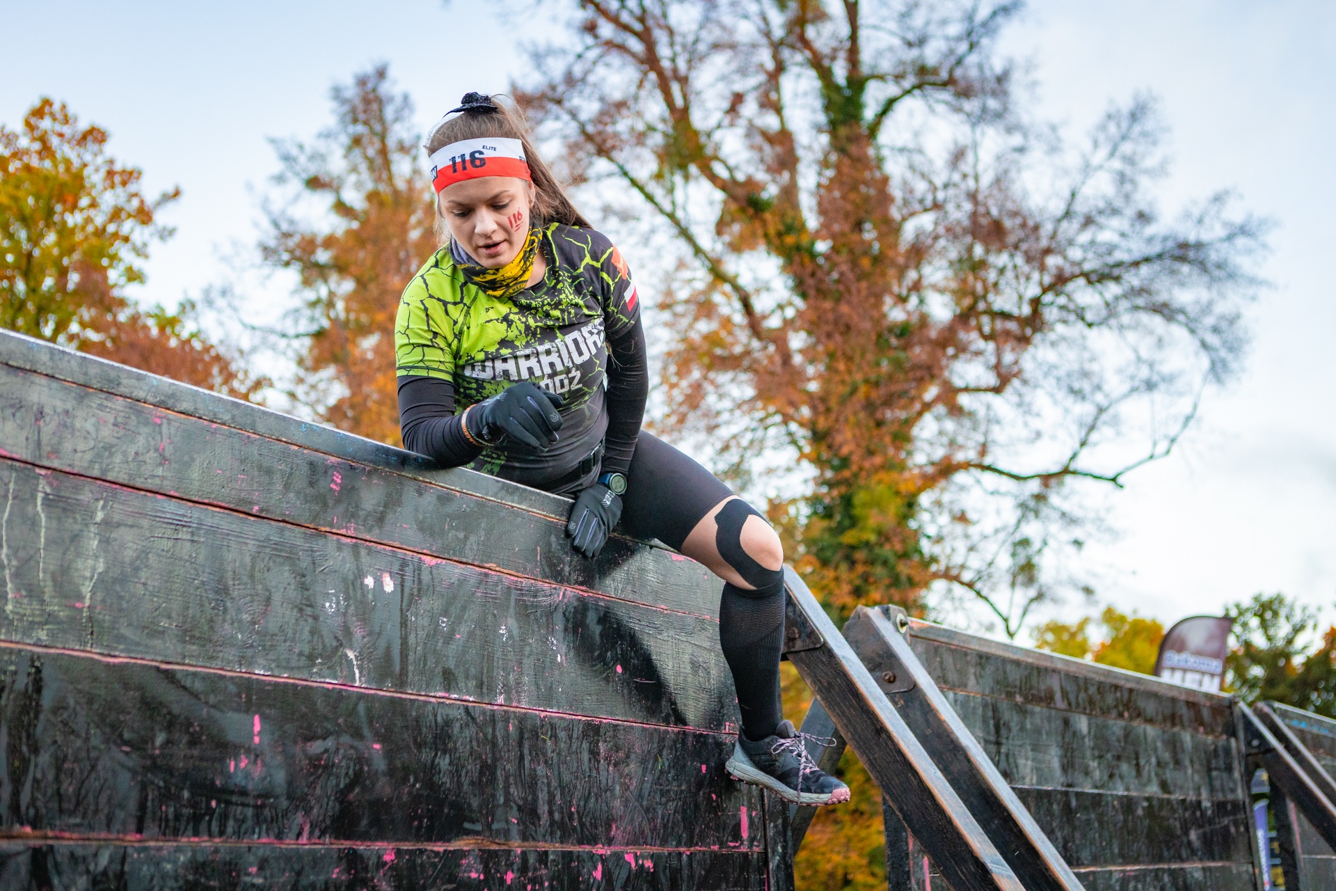 Powiększ obraz: Uczestnicy zawodów Runmageddon 2025 na terenie gminy Długołęka pod Wrocławiem.