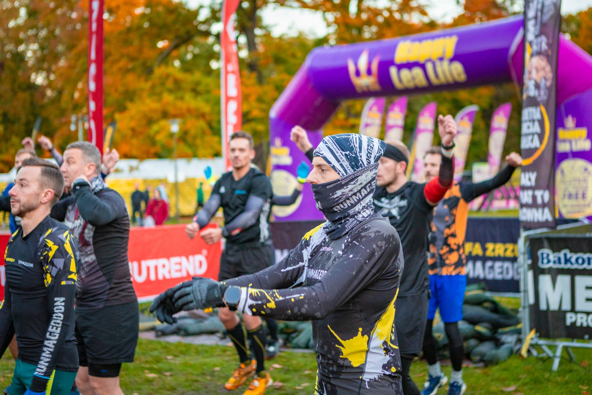 Powiększ obraz: Uczestnicy zawodów Runmageddon 2025 na terenie gminy Długołęka pod Wrocławiem.