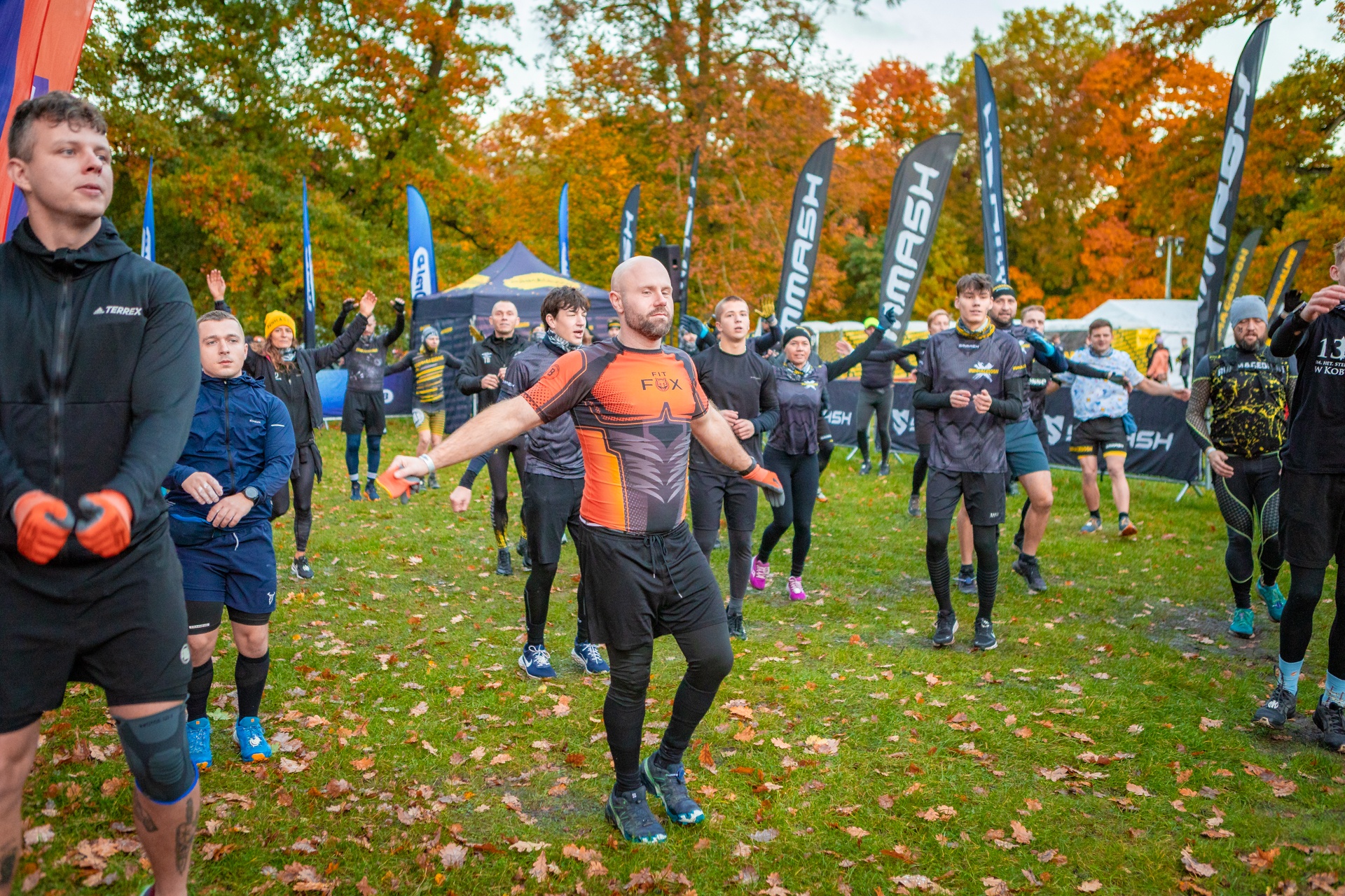Powiększ obraz: Uczestnicy zawodów Runmageddon 2025 na terenie gminy Długołęka pod Wrocławiem.