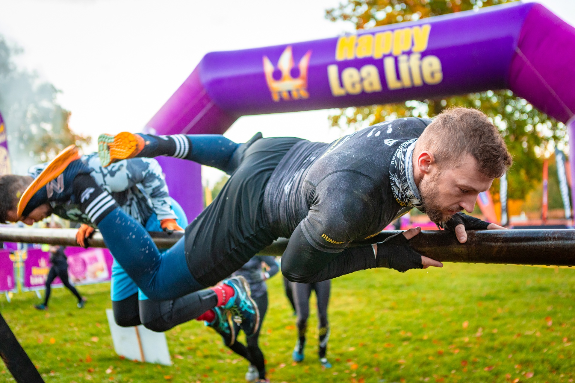 Powiększ obraz: Uczestnicy zawodów Runmageddon 2025 na terenie gminy Długołęka pod Wrocławiem.