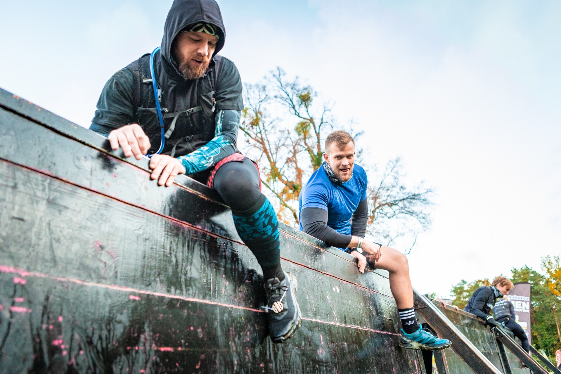 Powiększ obraz: Uczestnicy zawodów Runmageddon 2025 na terenie gminy Długołęka pod Wrocławiem.