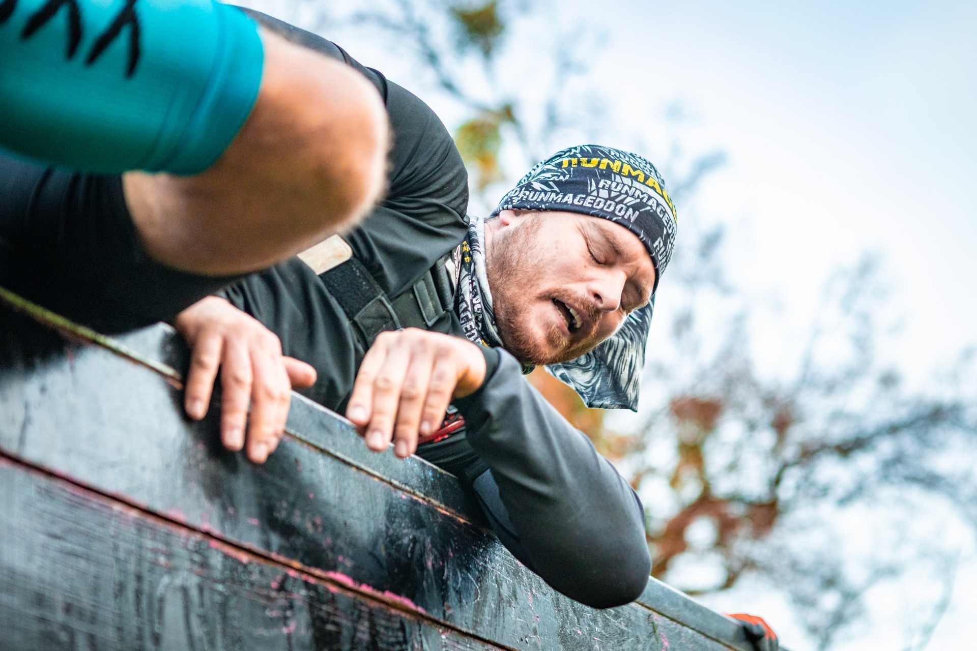 Powiększ obraz: Uczestnicy zawodów Runmageddon 2025 na terenie gminy Długołęka pod Wrocławiem.