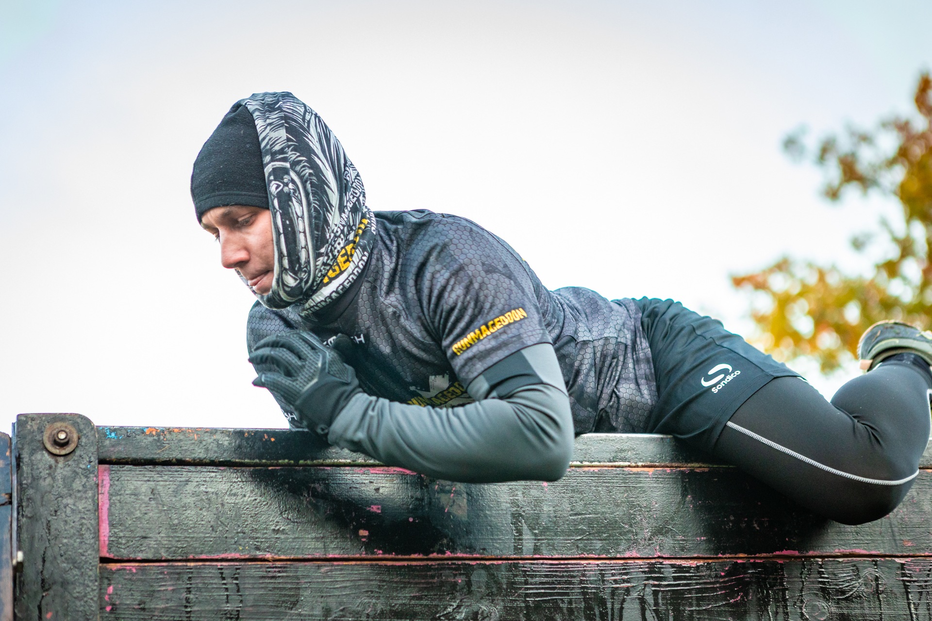 Powiększ obraz: Uczestnicy zawodów Runmageddon 2025 na terenie gminy Długołęka pod Wrocławiem.