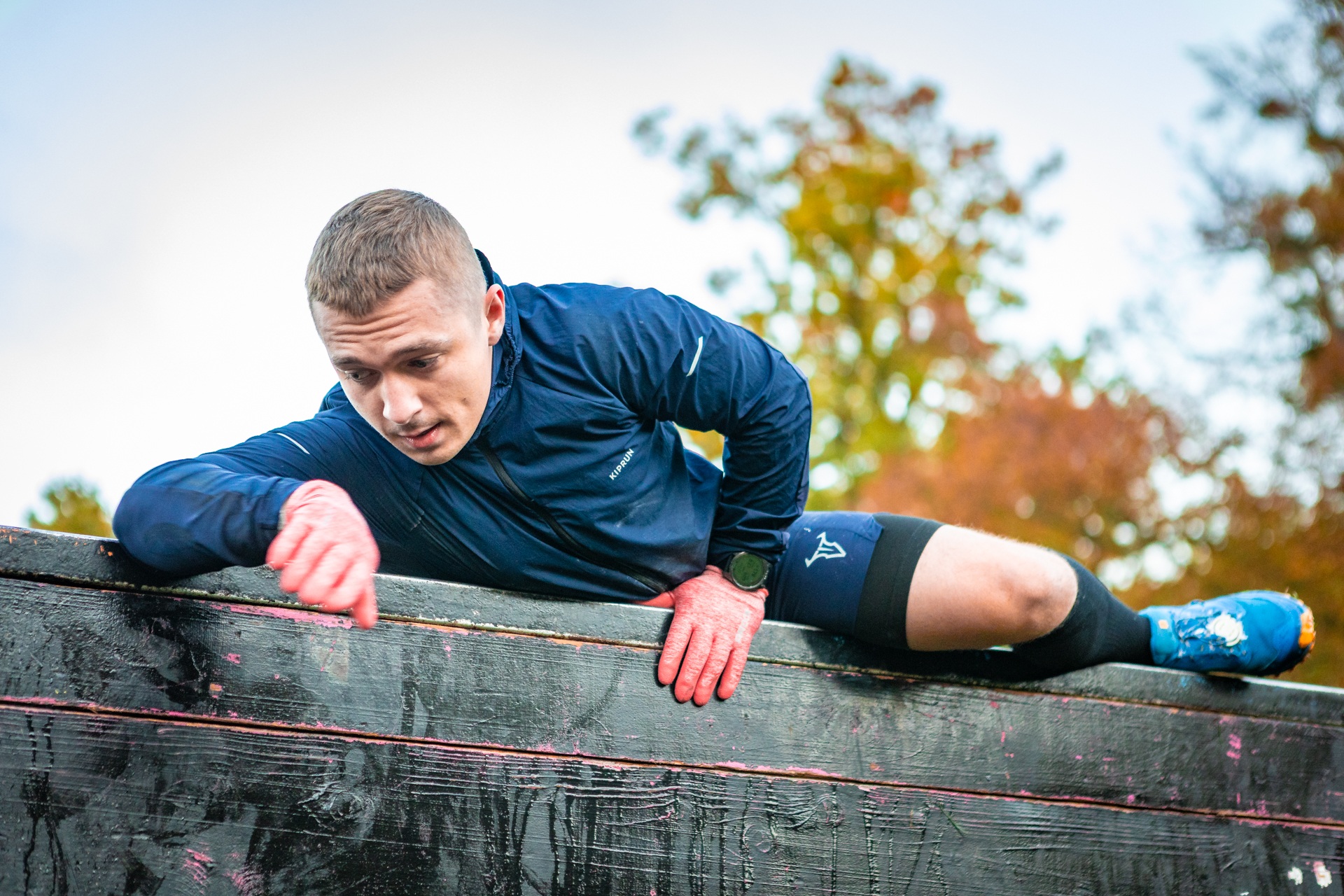 Powiększ obraz: Uczestnicy zawodów Runmageddon 2025 na terenie gminy Długołęka pod Wrocławiem.