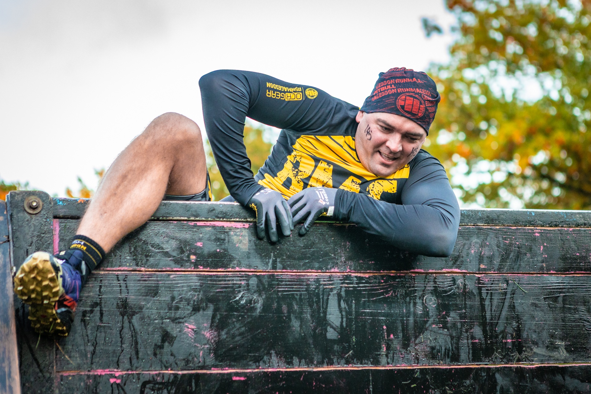 Powiększ obraz: Uczestnicy zawodów Runmageddon 2025 na terenie gminy Długołęka pod Wrocławiem.