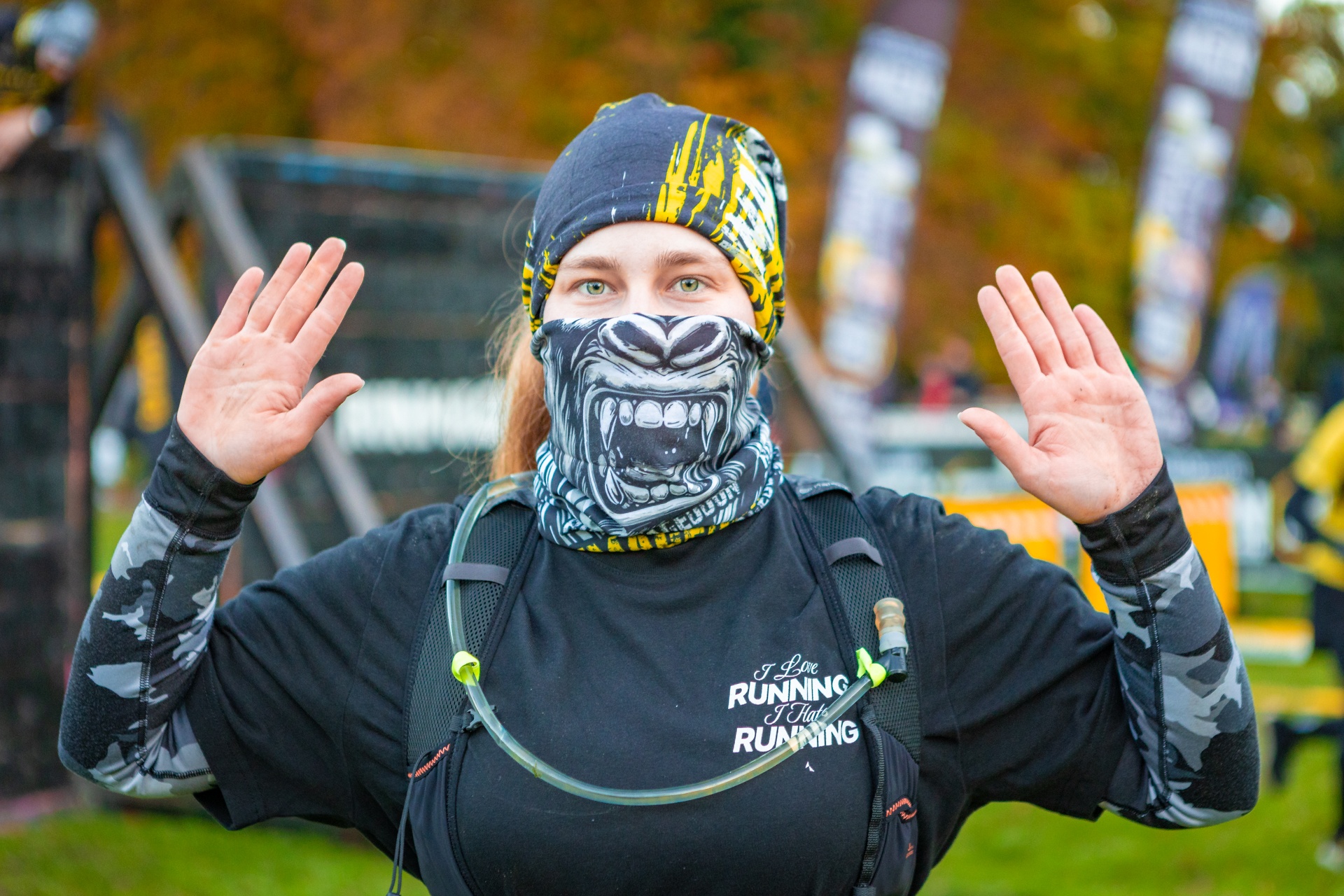 Powiększ obraz: Uczestnicy zawodów Runmageddon 2025 na terenie gminy Długołęka pod Wrocławiem.