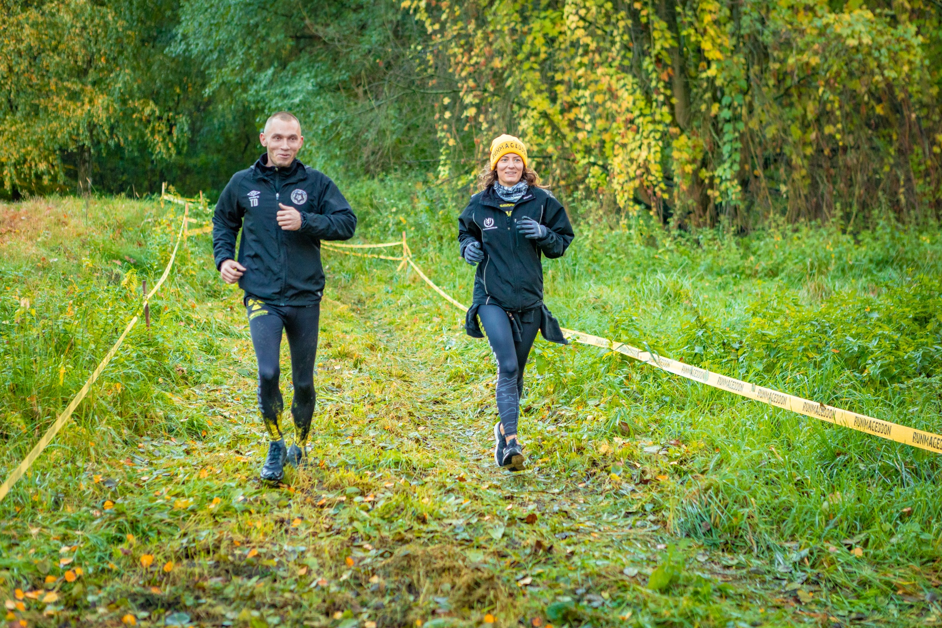 Powiększ obraz: Uczestnicy zawodów Runmageddon 2025 na terenie gminy Długołęka pod Wrocławiem.