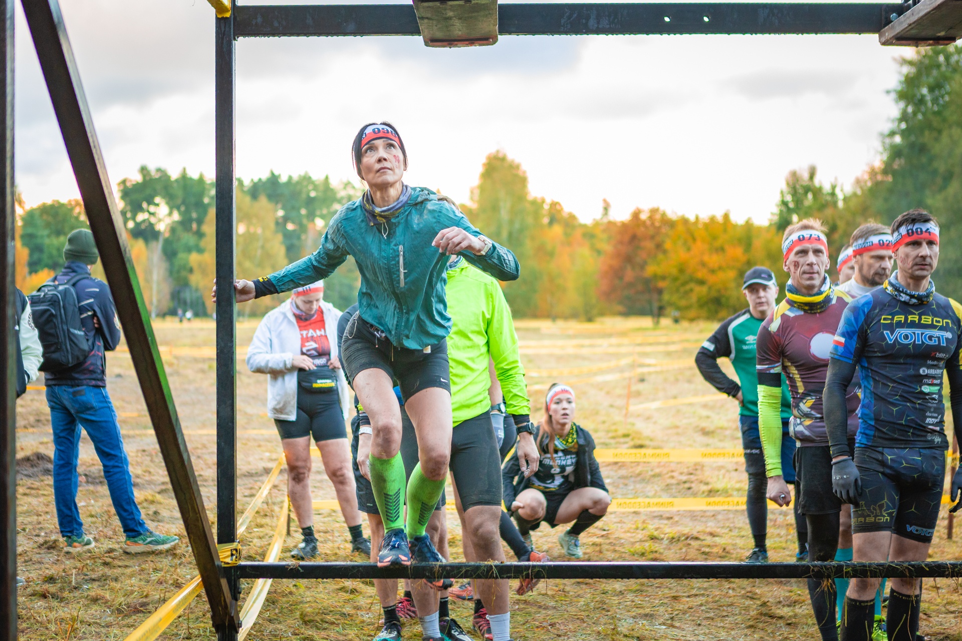 Powiększ obraz: Uczestnicy zawodów Runmageddon 2025 na terenie gminy Długołęka pod Wrocławiem.