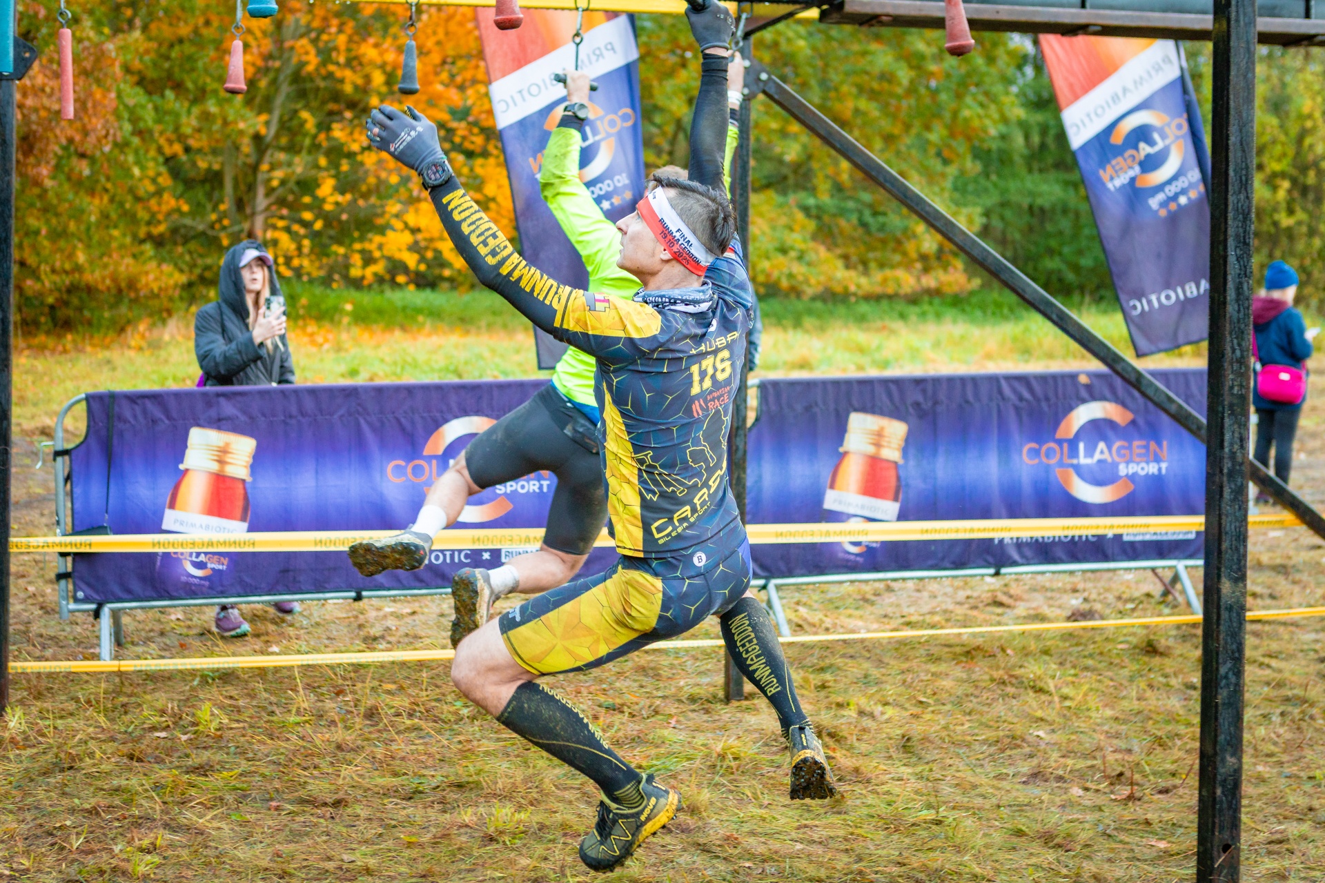 Powiększ obraz: Uczestnicy zawodów Runmageddon 2025 na terenie gminy Długołęka pod Wrocławiem.