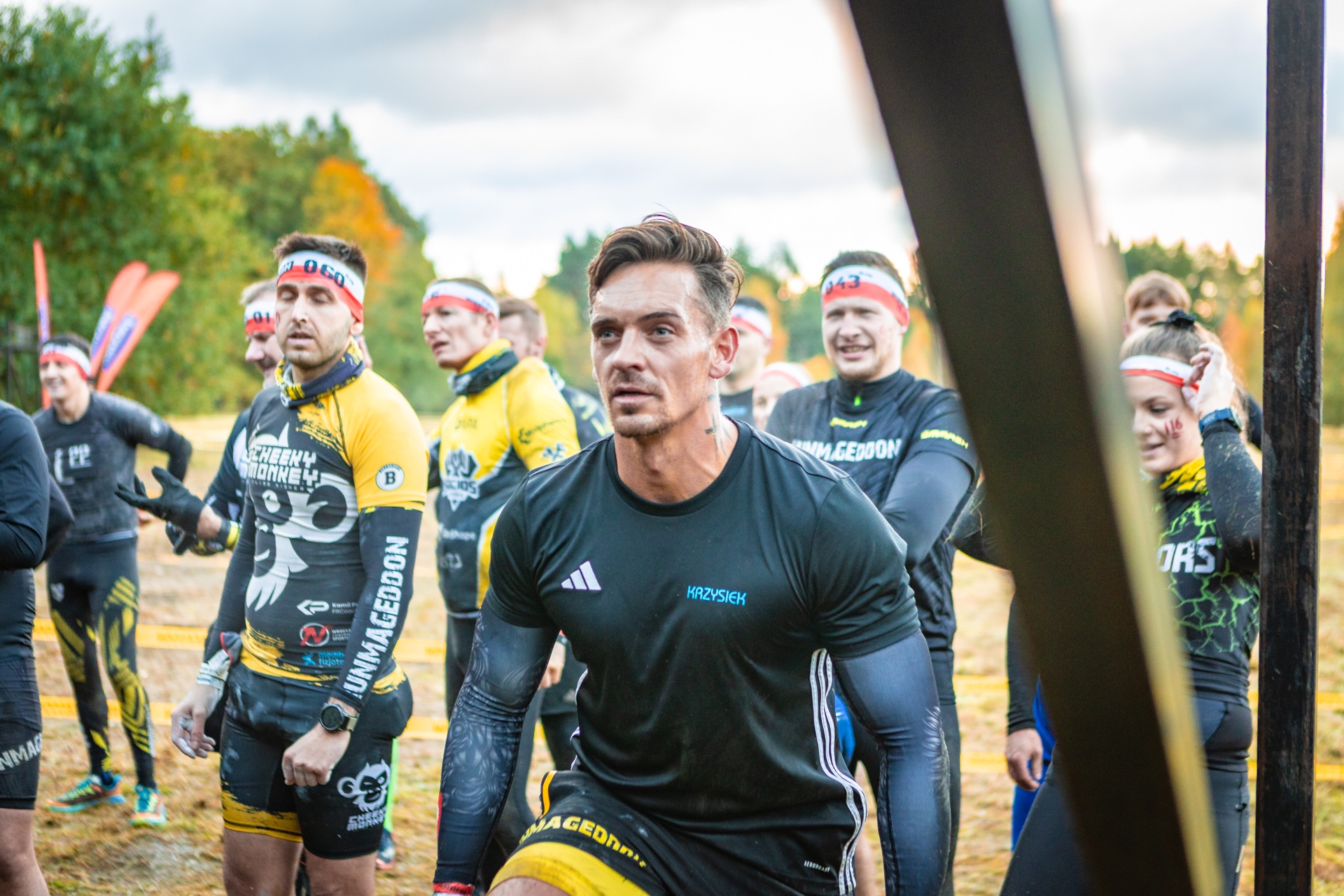 Powiększ obraz: Uczestnicy zawodów Runmageddon 2025 na terenie gminy Długołęka pod Wrocławiem.