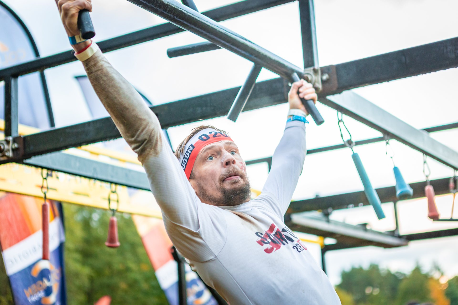 Powiększ obraz: Uczestnicy zawodów Runmageddon 2025 na terenie gminy Długołęka pod Wrocławiem.