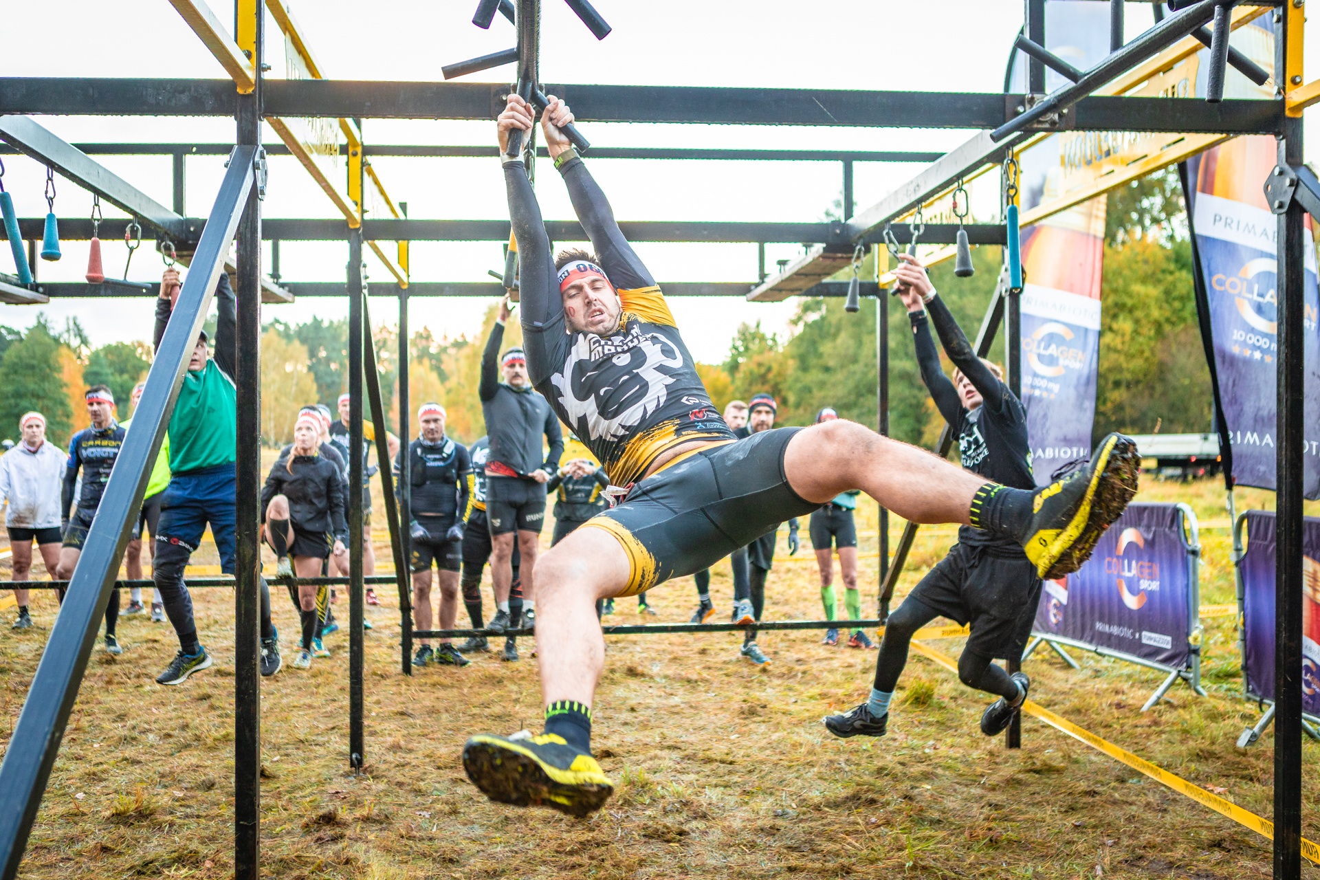 Powiększ obraz: Uczestnicy zawodów Runmageddon 2025 na terenie gminy Długołęka pod Wrocławiem.