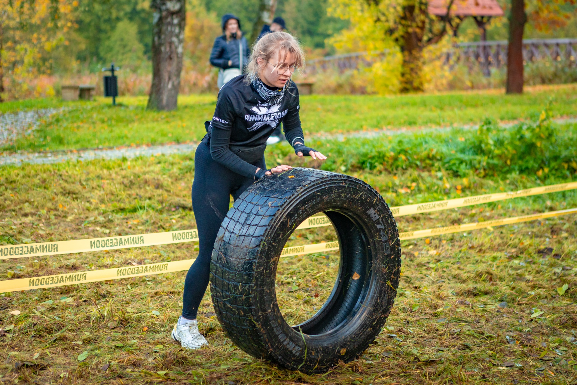 Powiększ obraz: Uczestnicy zawodów Runmageddon 2025 na terenie gminy Długołęka pod Wrocławiem.