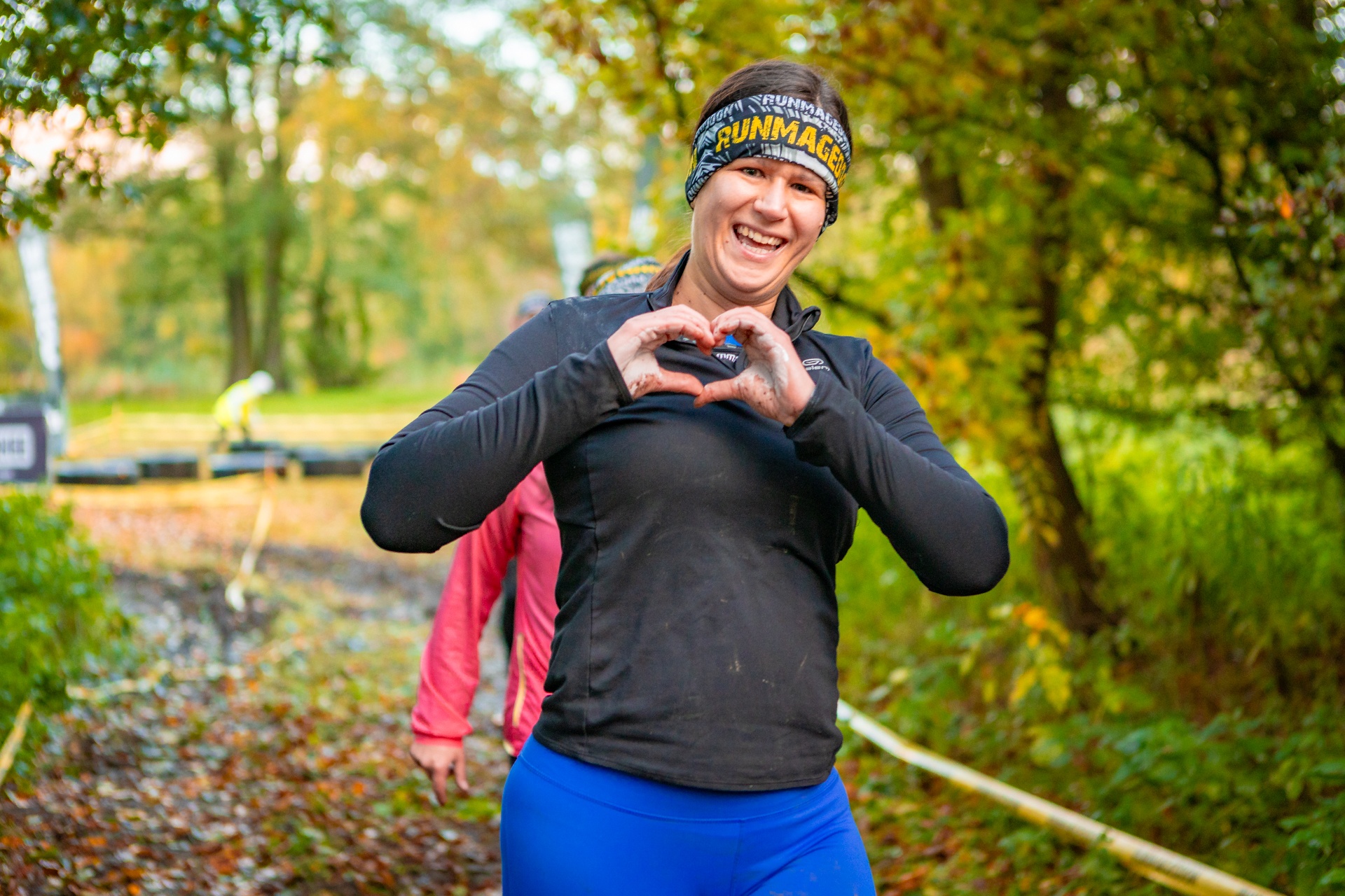 Powiększ obraz: Uczestnicy zawodów Runmageddon 2025 na terenie gminy Długołęka pod Wrocławiem.